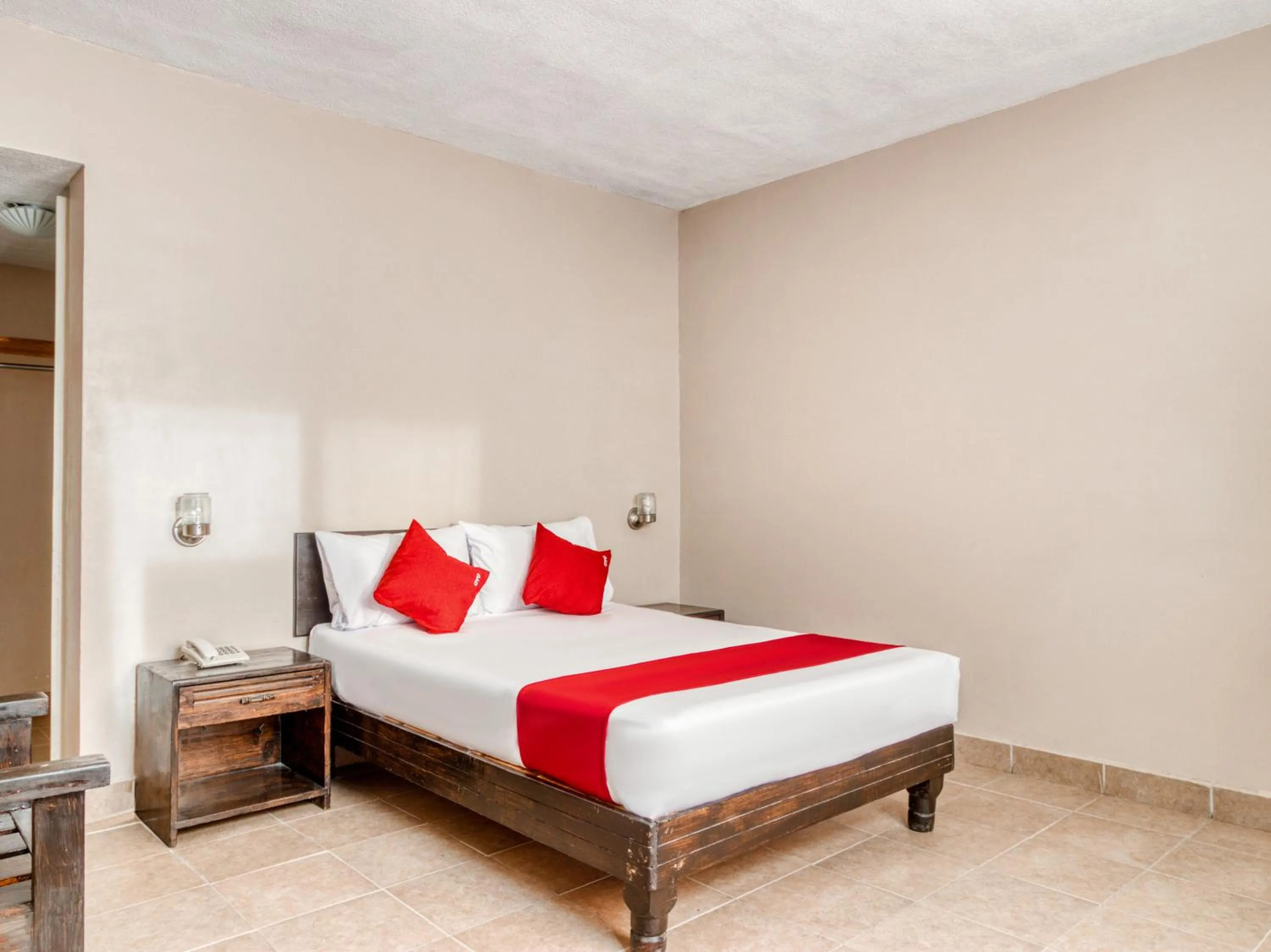 Bedroom, Bed in Capital O Hotel La Siesta, Gomez Palacio