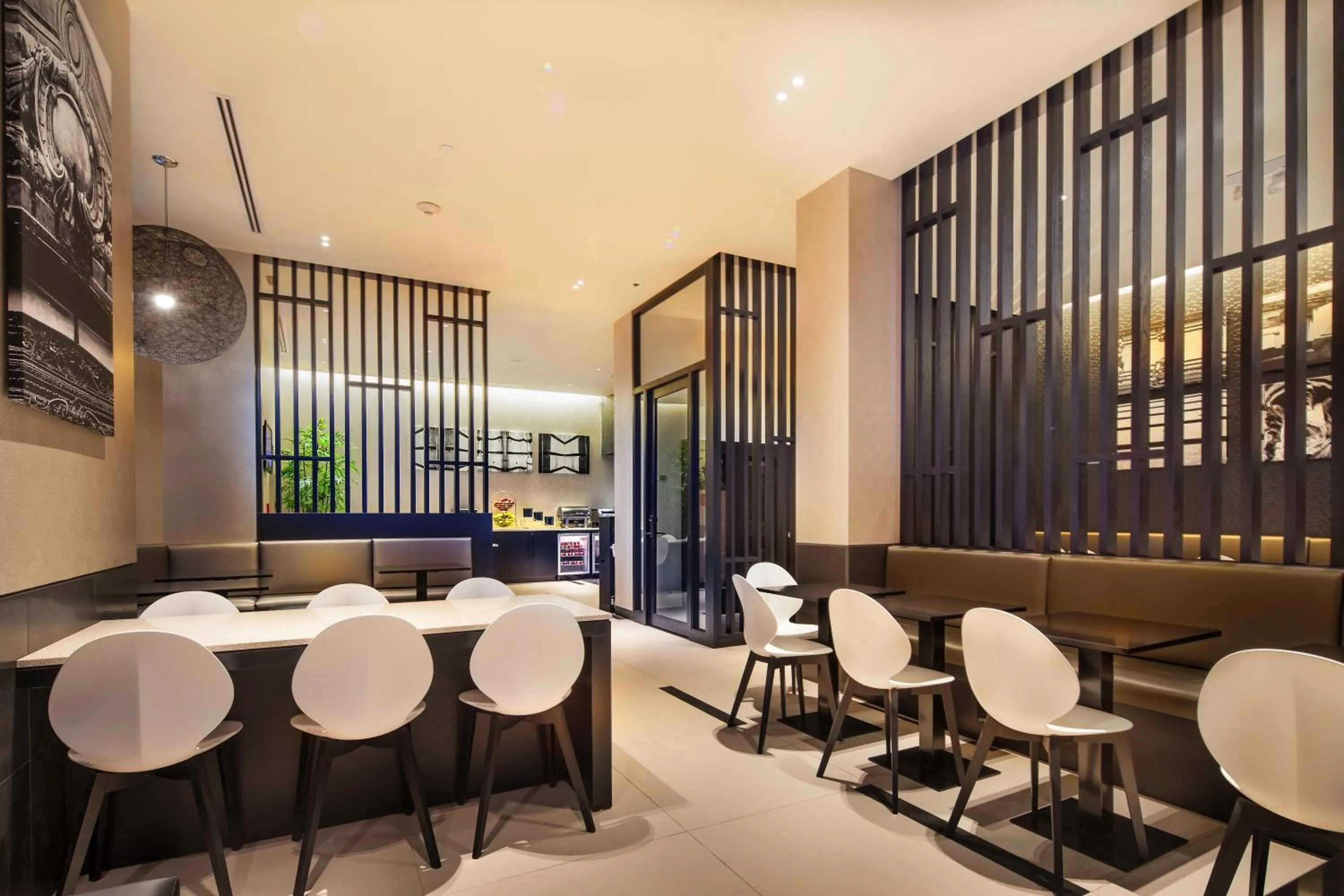 Restaurant/places to eat in The Hotel at Fifth Avenue