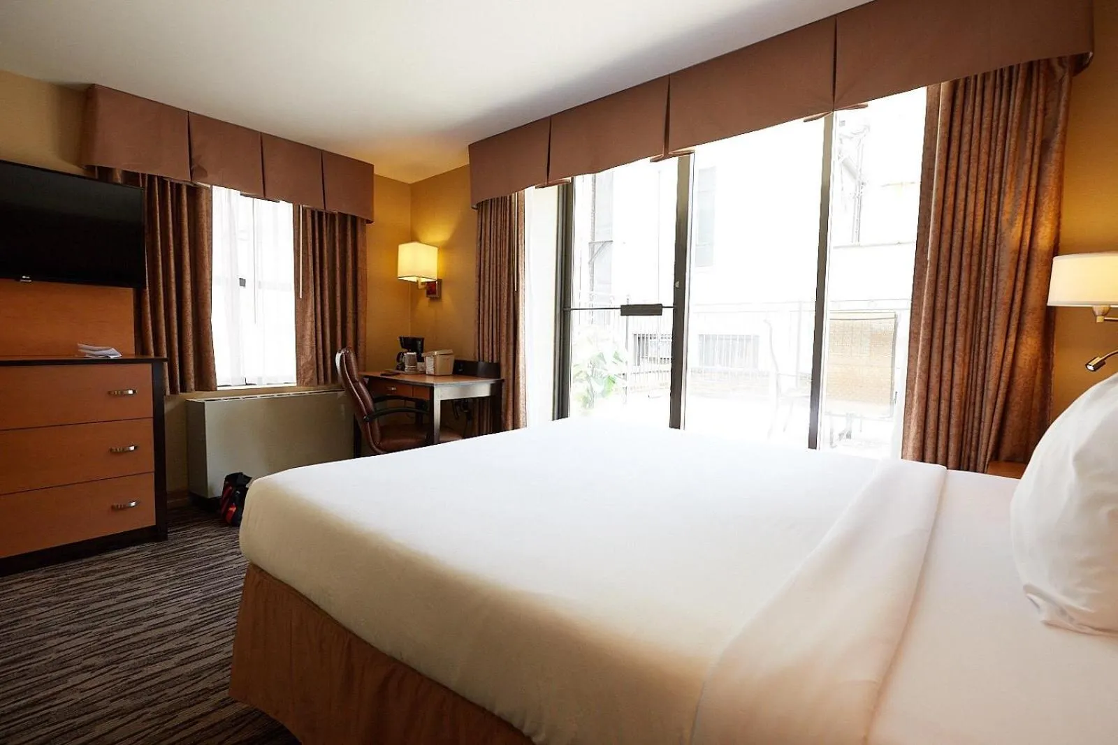 Bedroom, Bed in The Hotel at Fifth Avenue