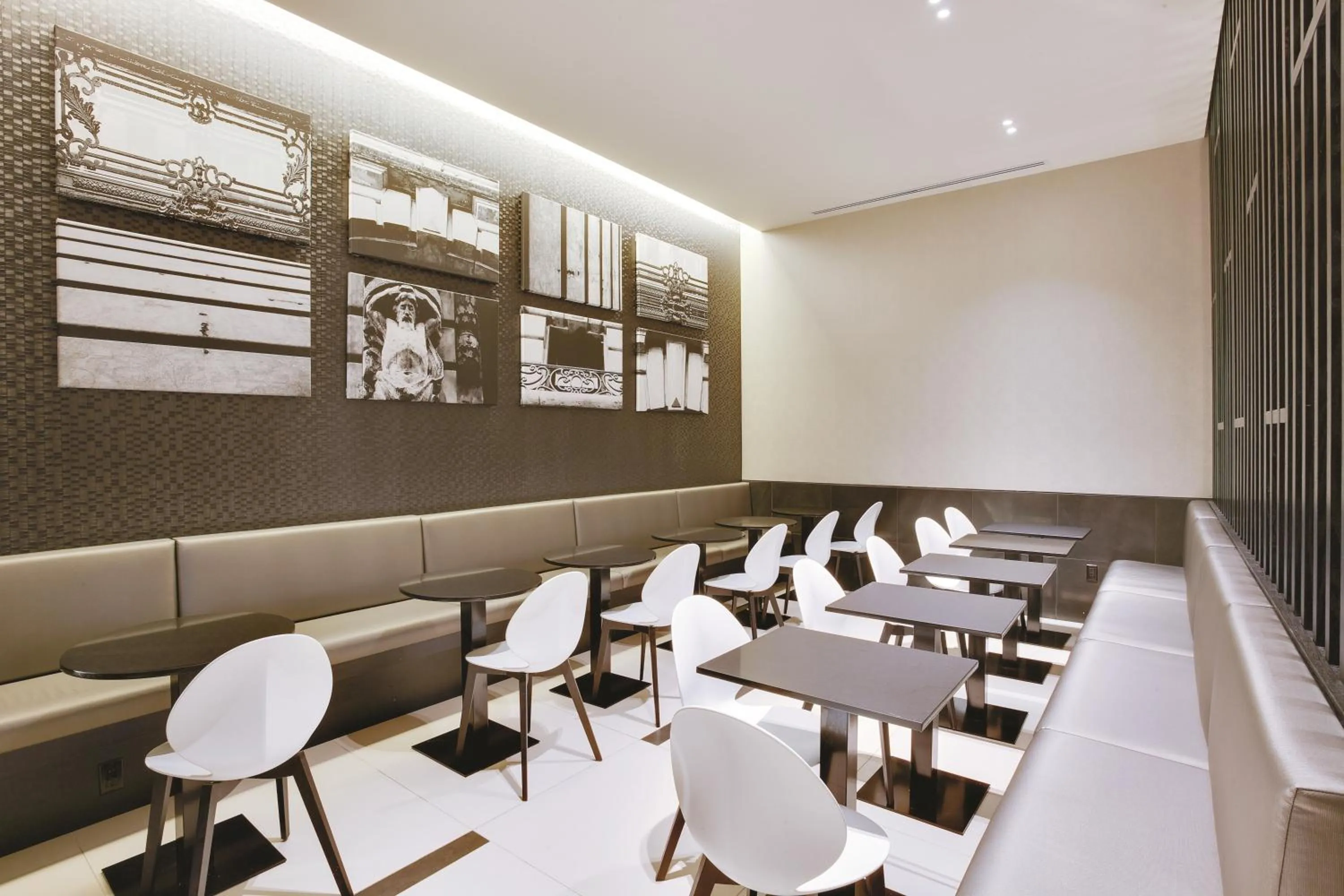 Restaurant/places to eat in The Hotel at Fifth Avenue