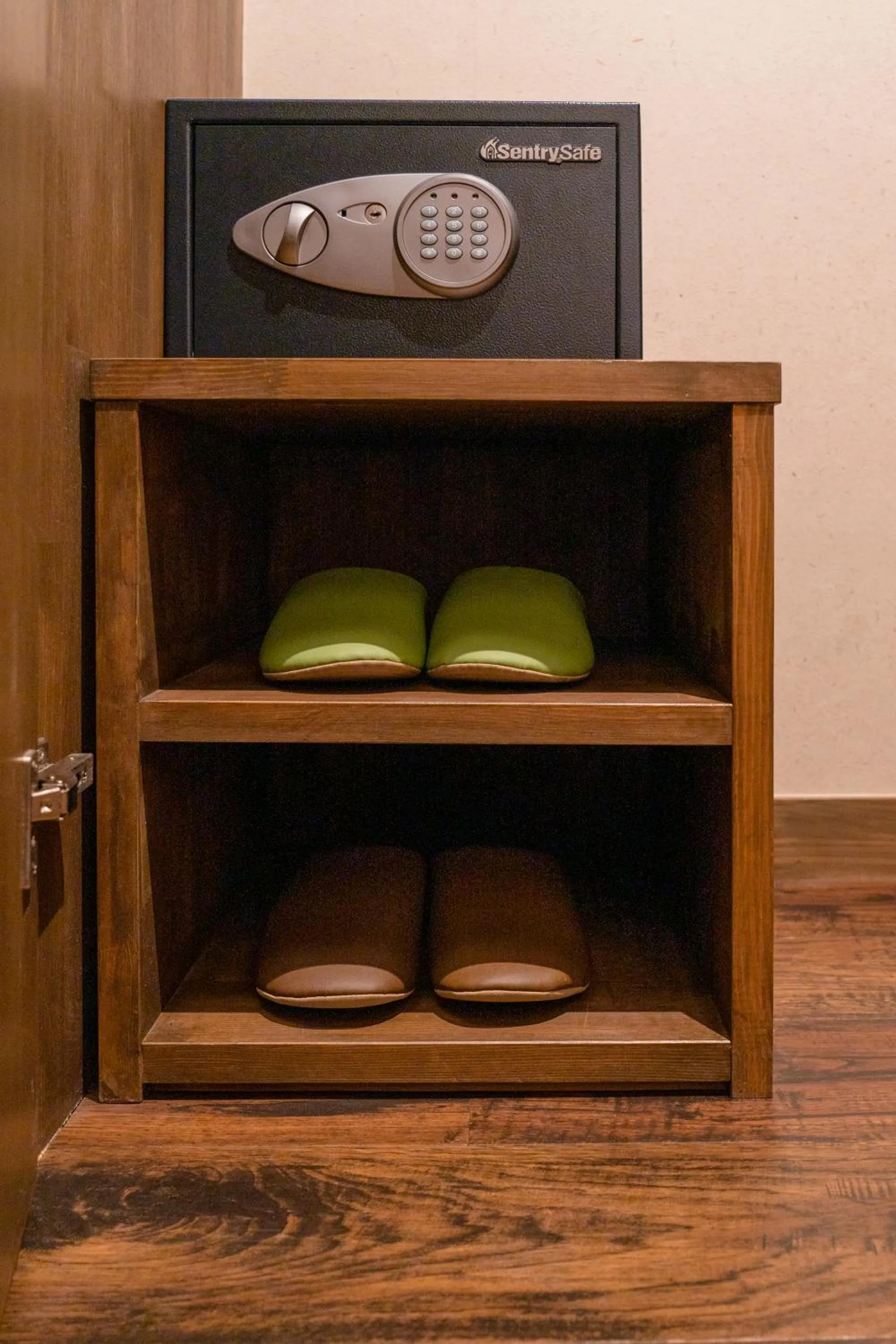 safe in 都電屋 TodenHotel