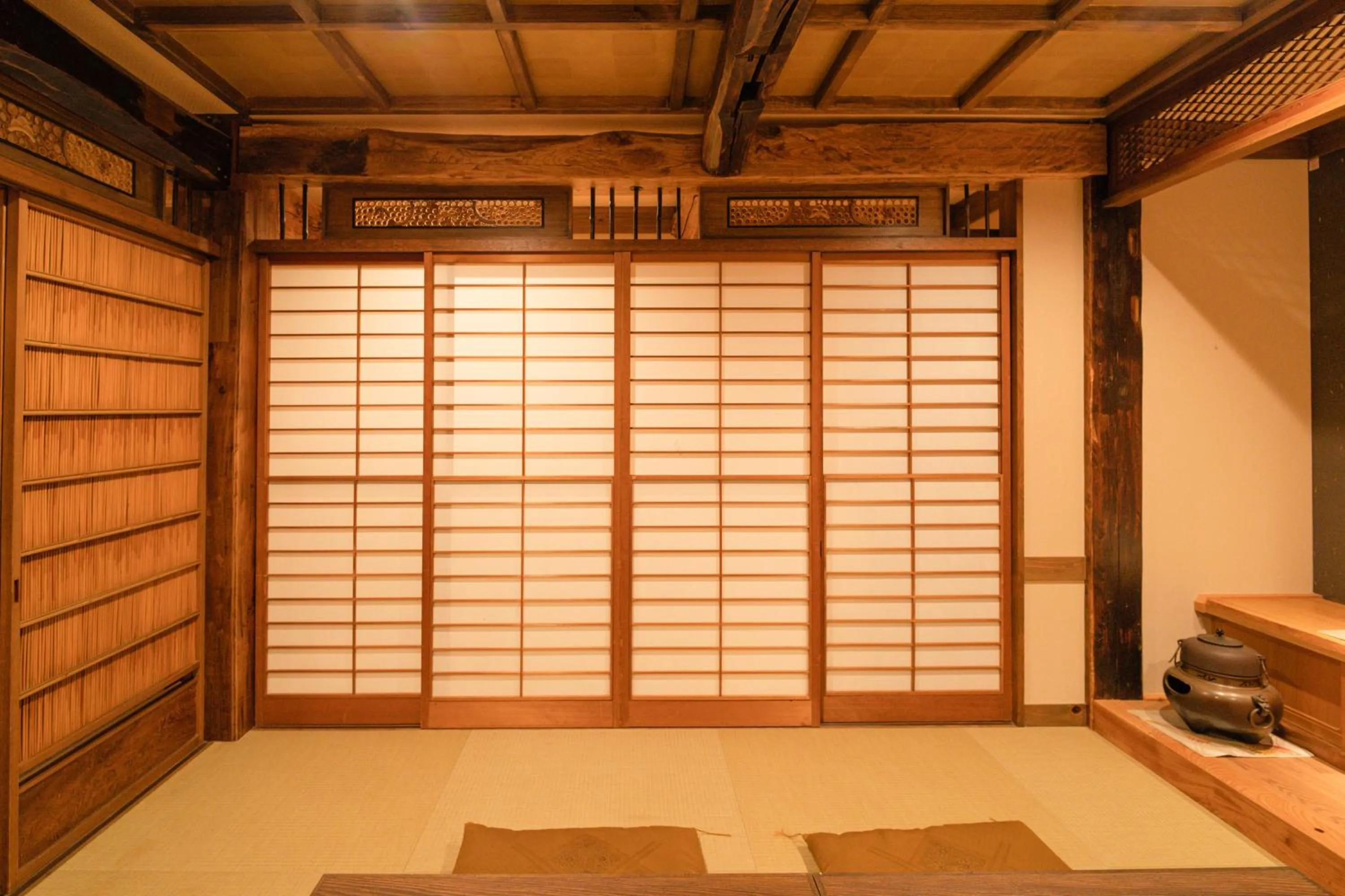 Decorative detail, Bed in 都電屋 TodenHotel