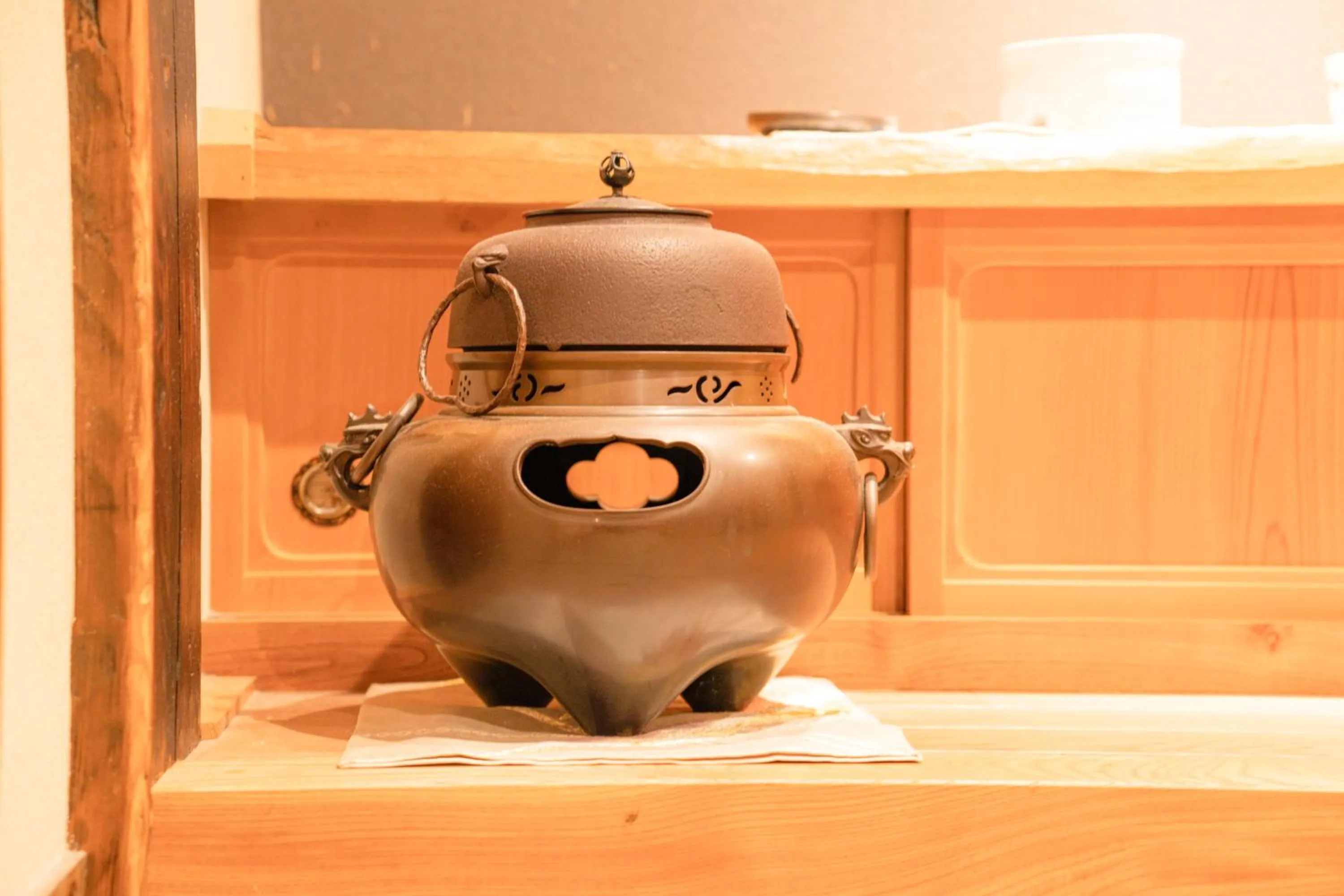 Decorative detail in 都電屋 TodenHotel