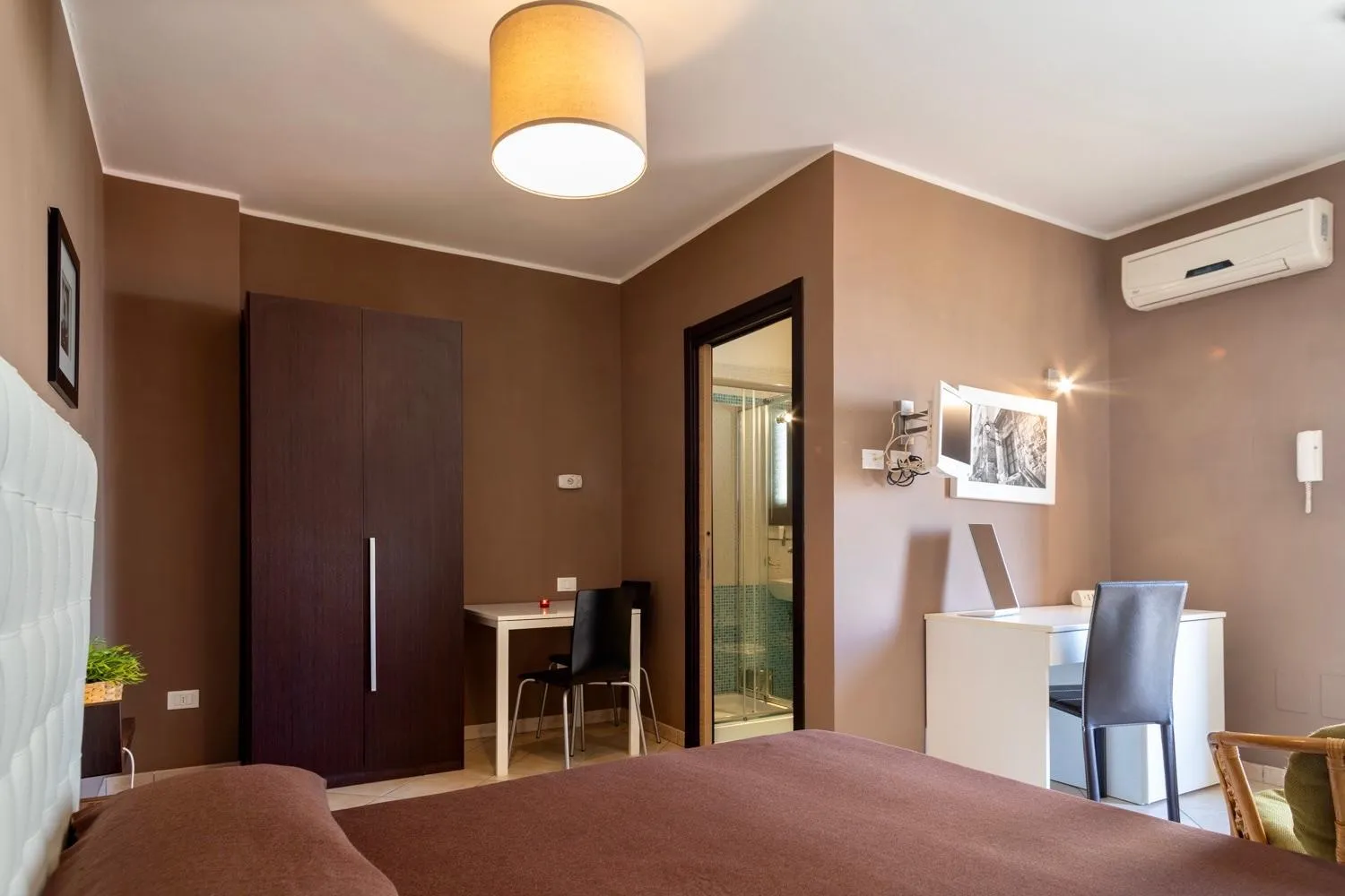 Photo of the whole room, Bed in MyBed B&B