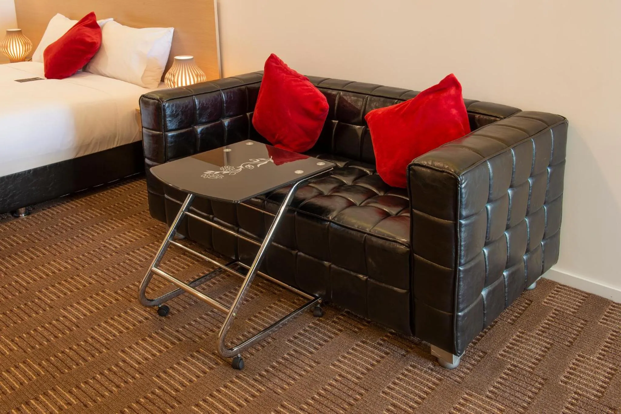 Seating area, Bed in V Motel