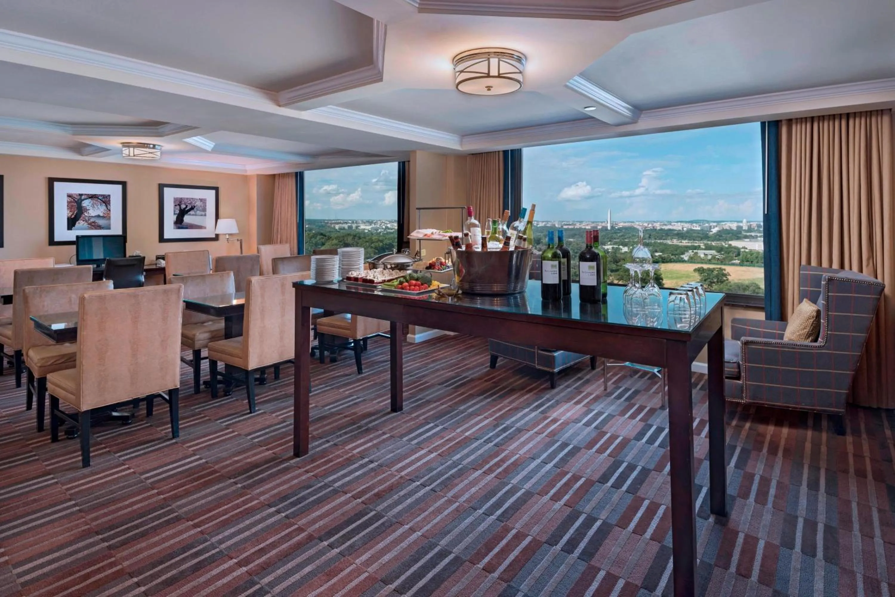 Lounge or bar in Sheraton Pentagon City