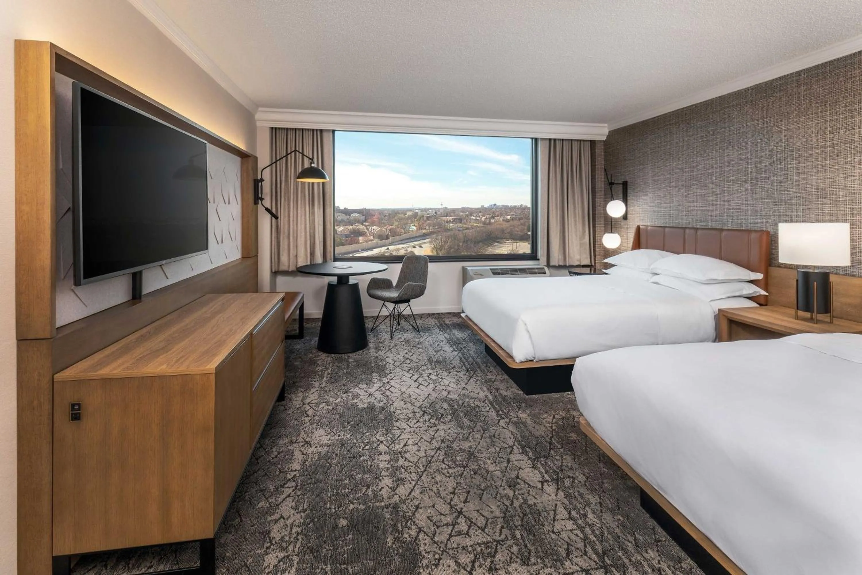 Photo of the whole room, Bed in Sheraton Pentagon City