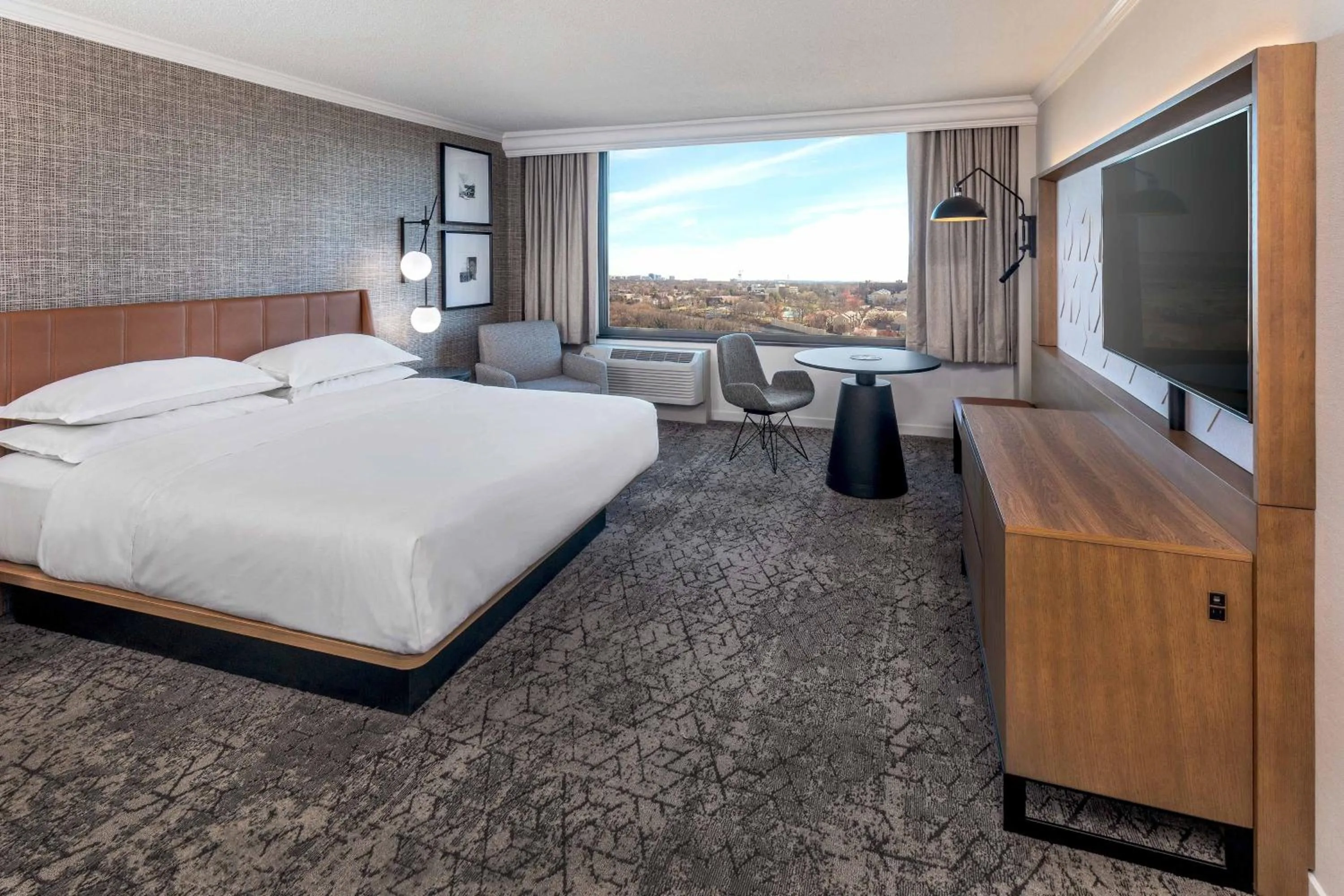 Photo of the whole room, Bed in Sheraton Pentagon City