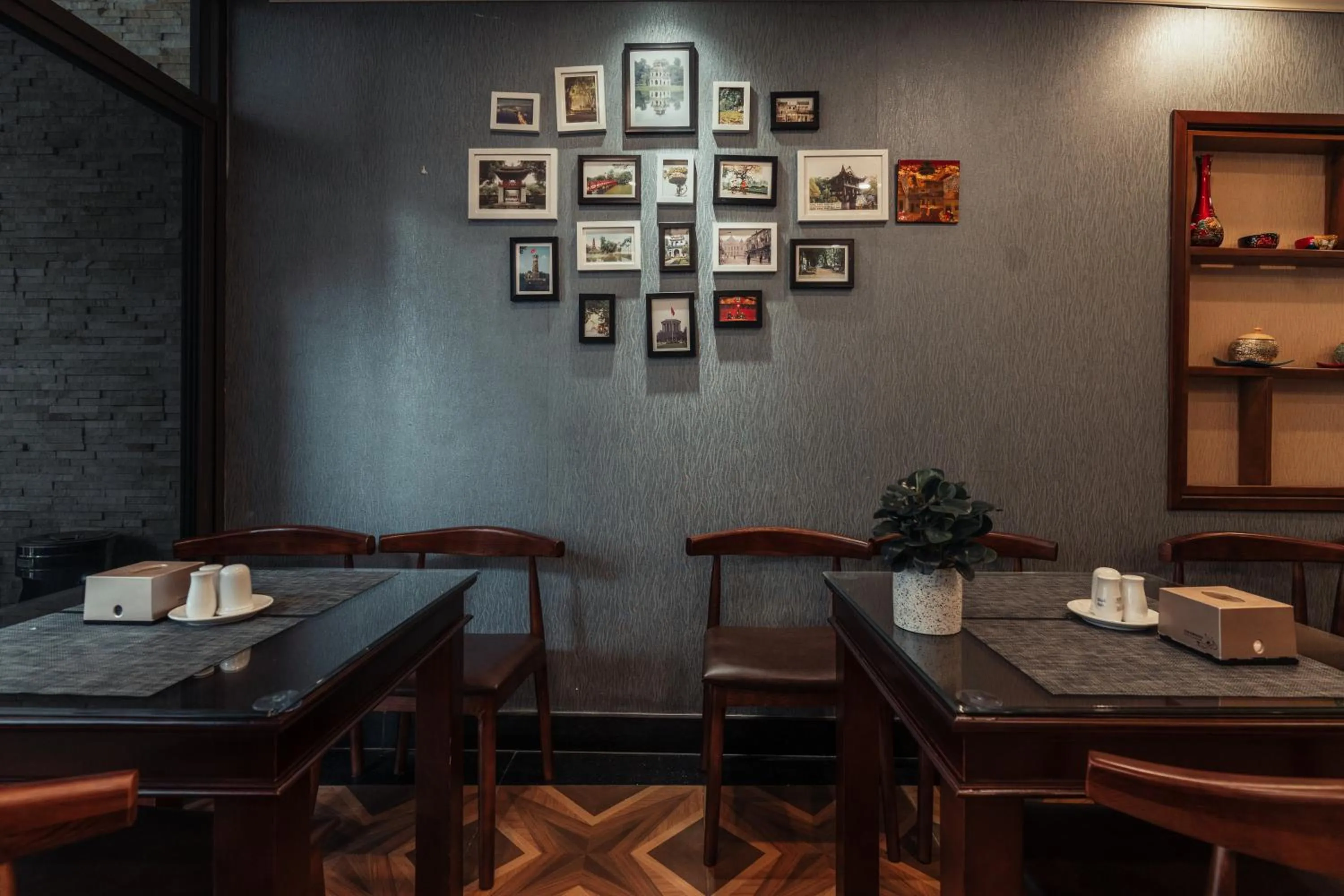 Restaurant/places to eat in Lefoyer Hotel