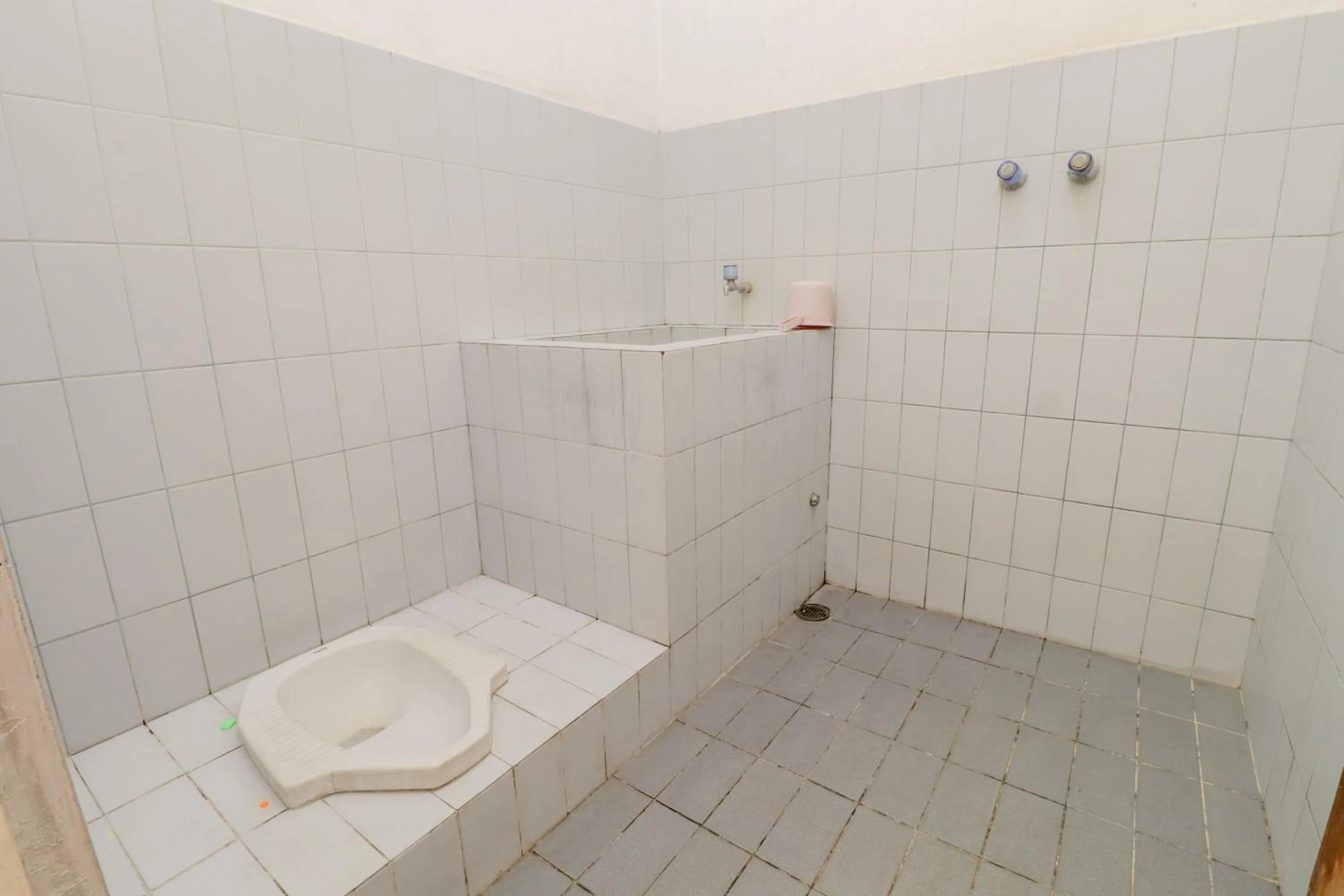 Bathroom in Satriafi Hotel