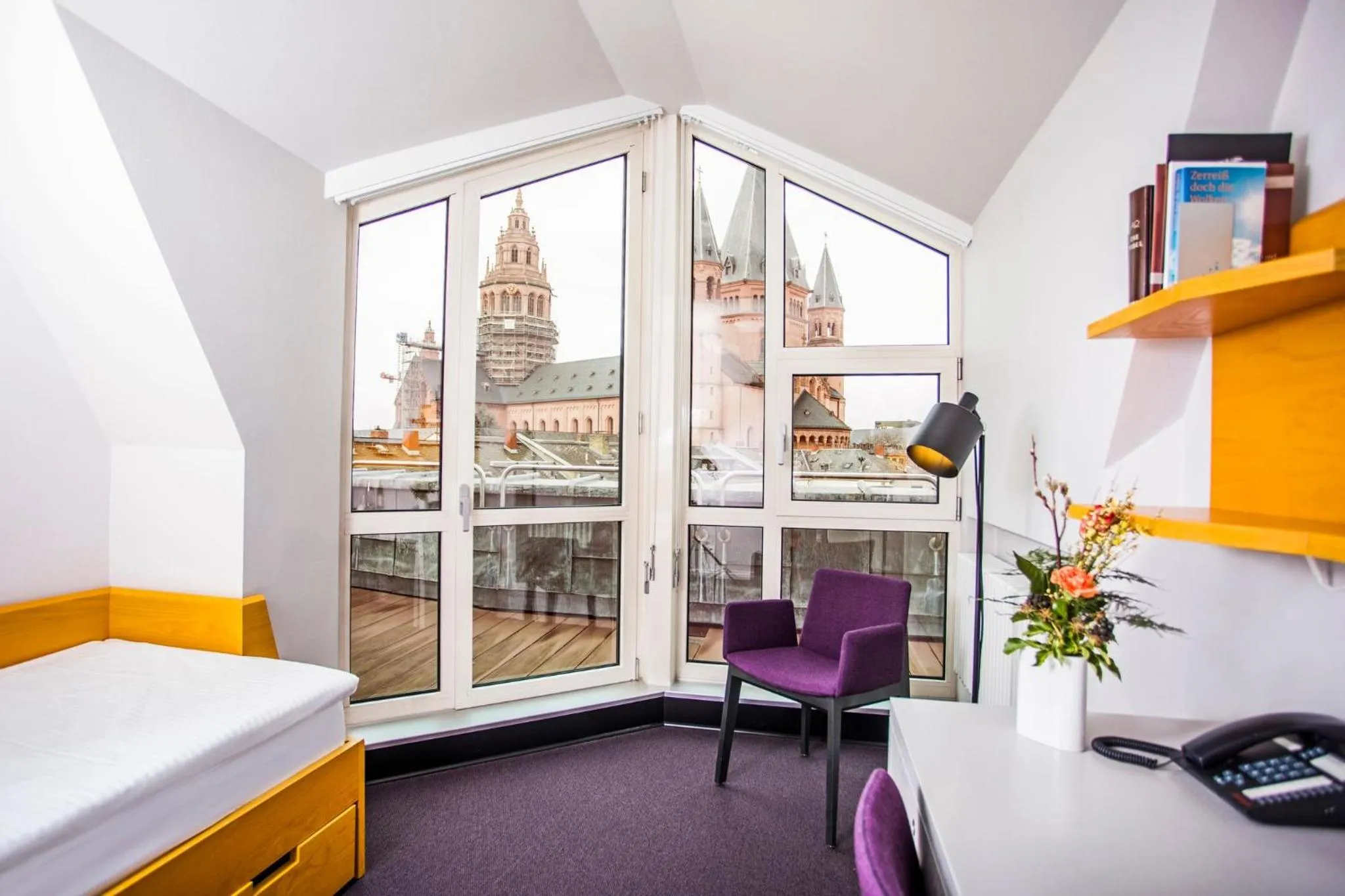 Photo of the whole room, Bed in Erbacher Hof, Bistum Mainz