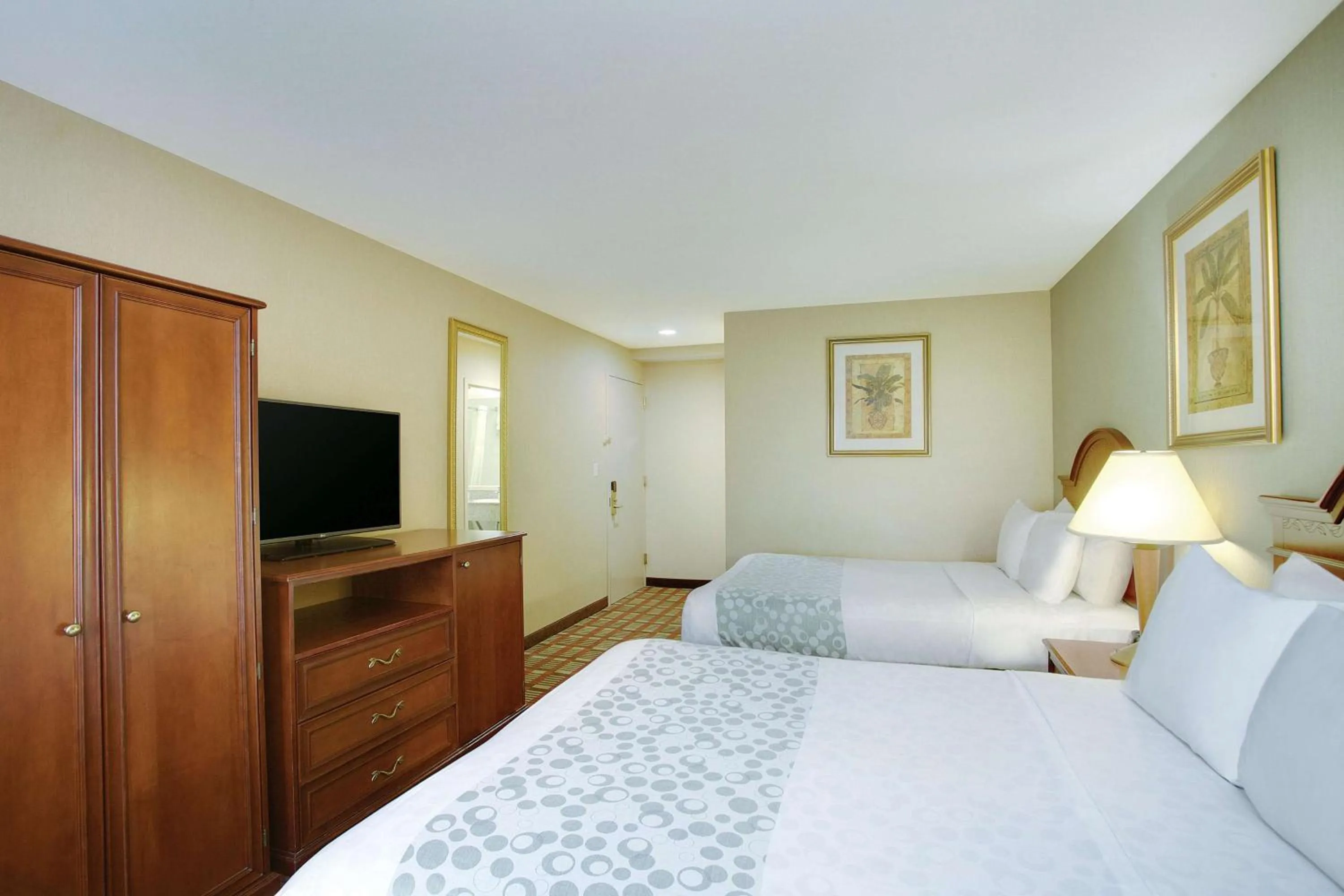 Photo of the whole room, TV/Entertainment Center in La Quinta Inn by Wyndham Queens (New York City)