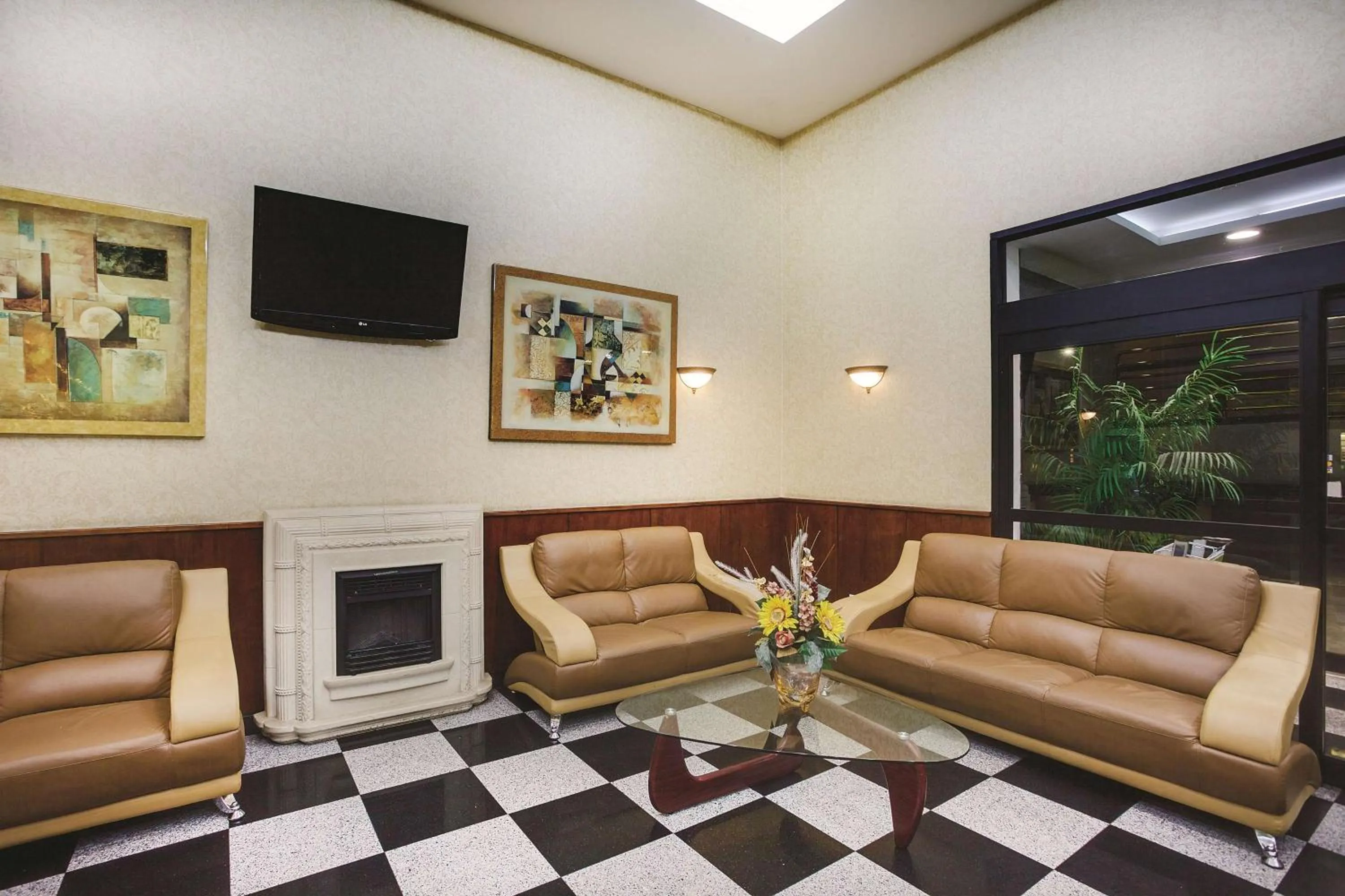 Lobby or reception, Seating Area in La Quinta Inn by Wyndham Queens (New York City)