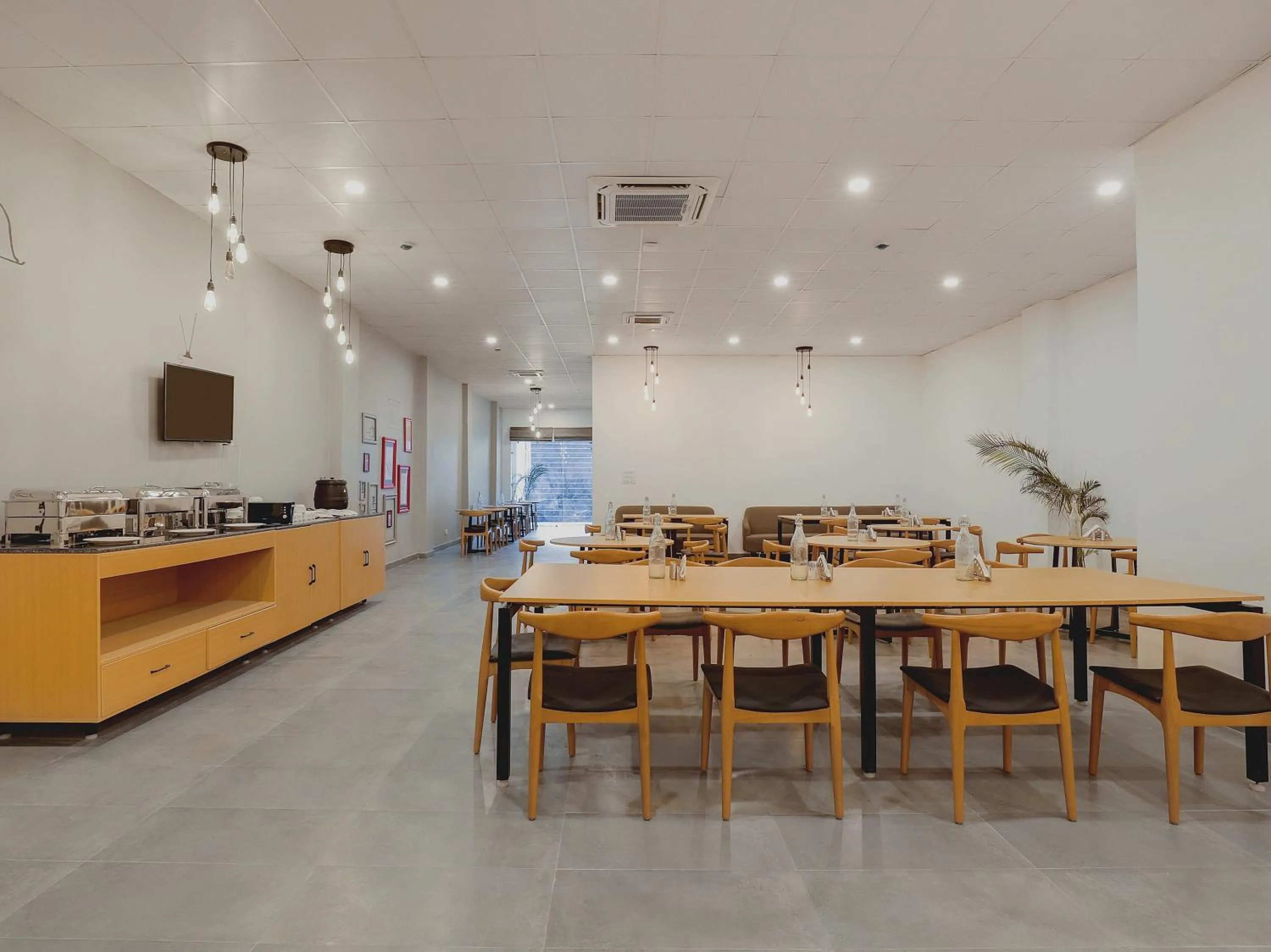 Restaurant/places to eat in Townhouse Golden Avenue Road