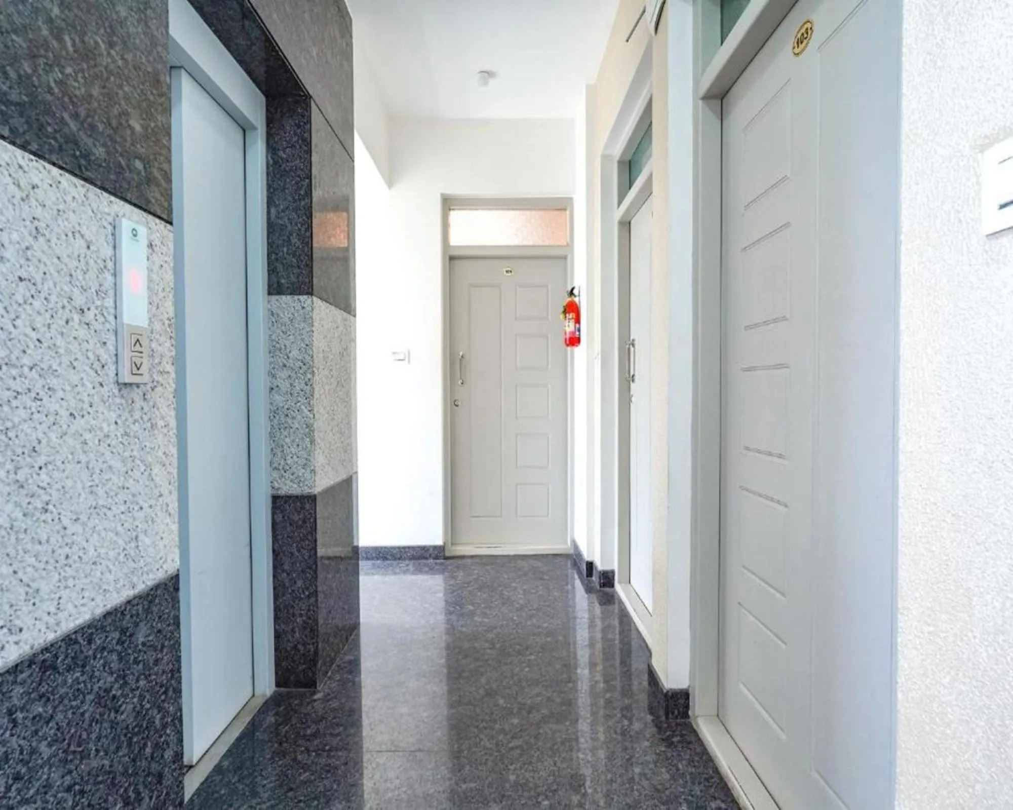 Lobby or reception in FabExpress Kings Suites HRBR Layout - Nr Manyata Tech Park