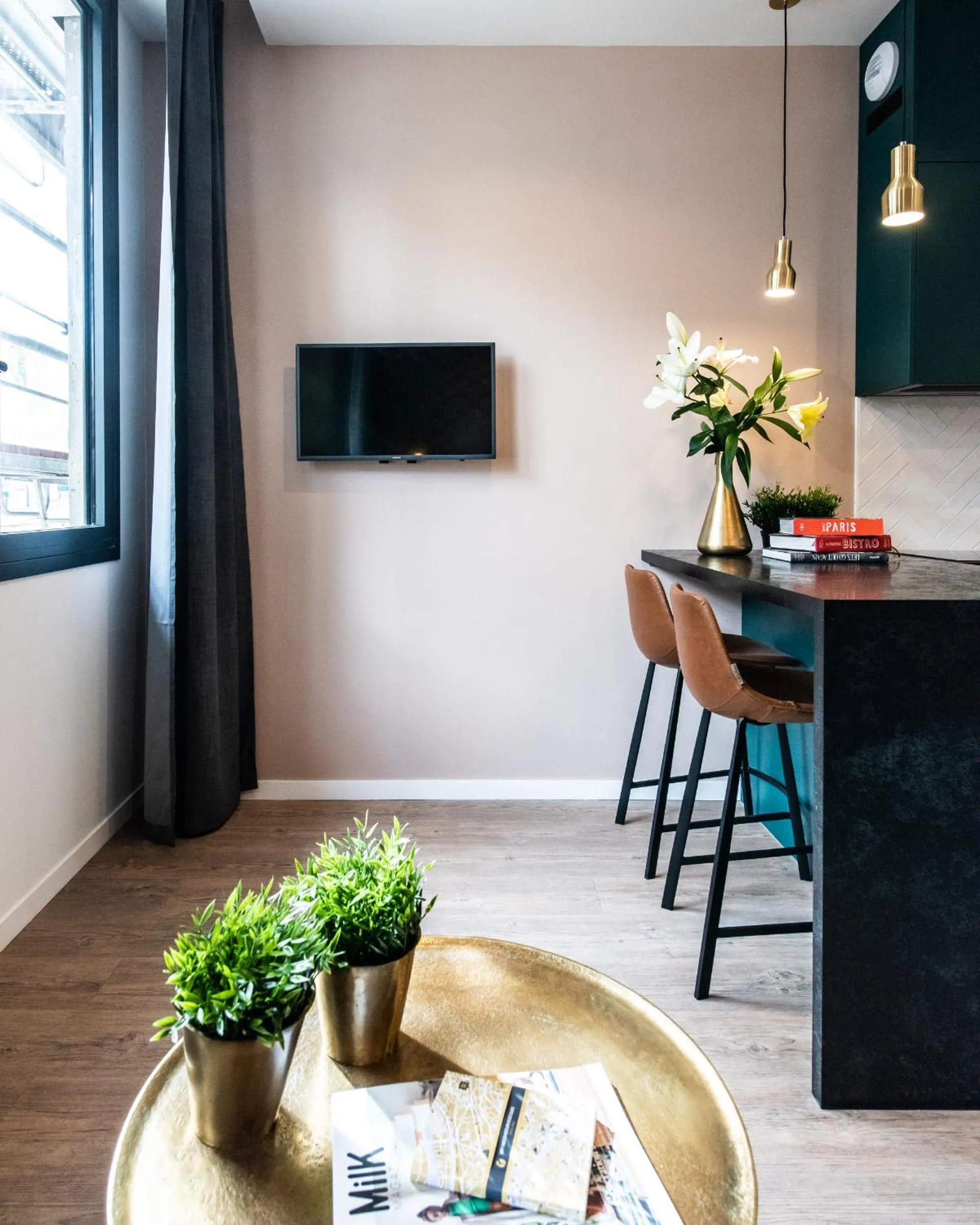 Dining area in YAYS Paris Issy by Numa