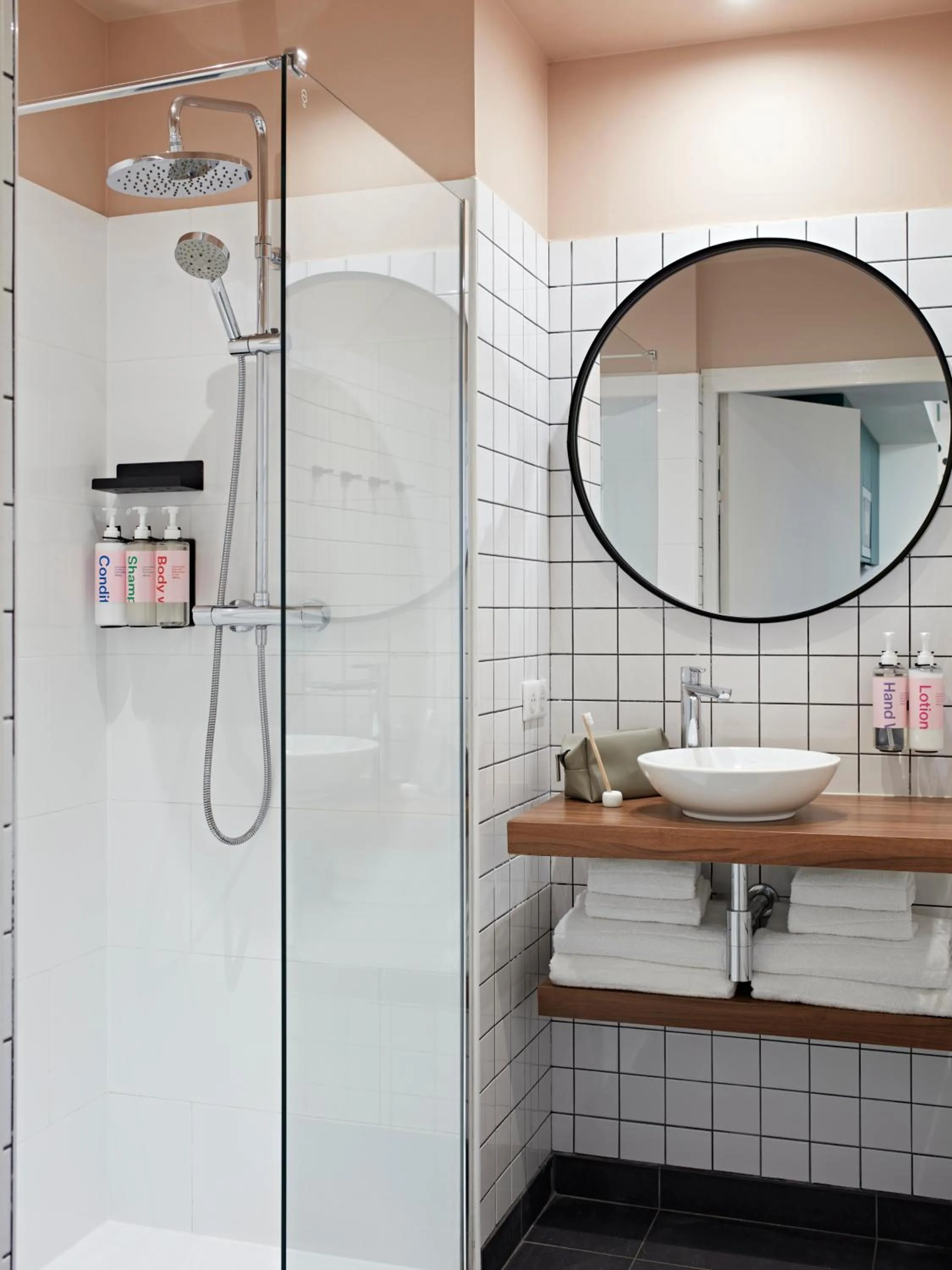 Bathroom in YAYS Paris Issy by Numa