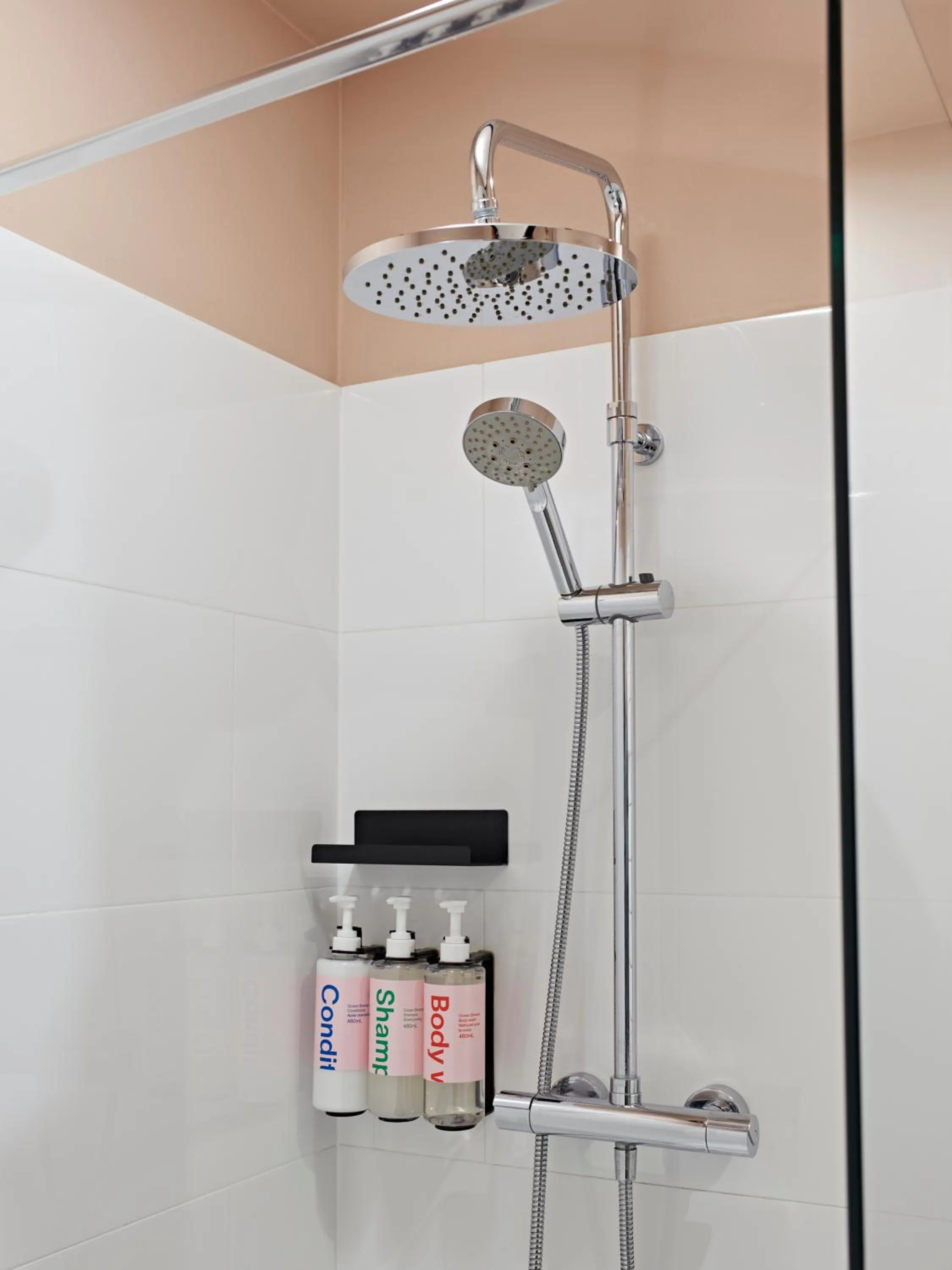 Shower in YAYS Paris Issy by Numa