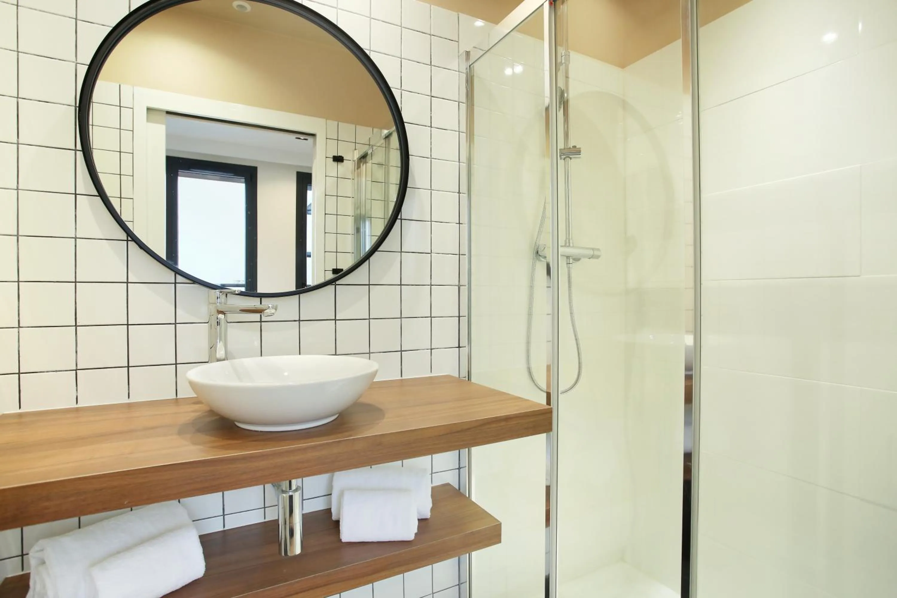 Shower in YAYS Paris Issy by Numa