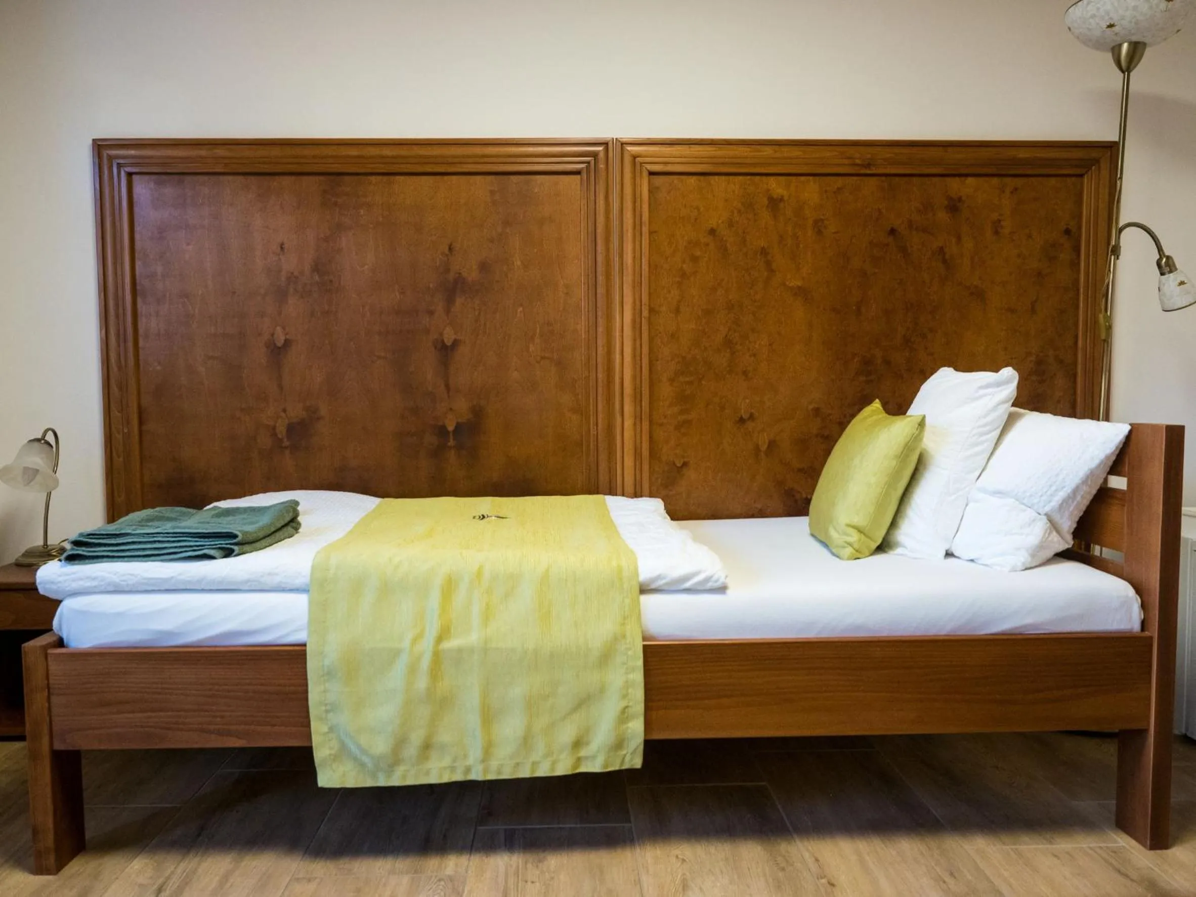 Bed in Mamutfenyő Panzió