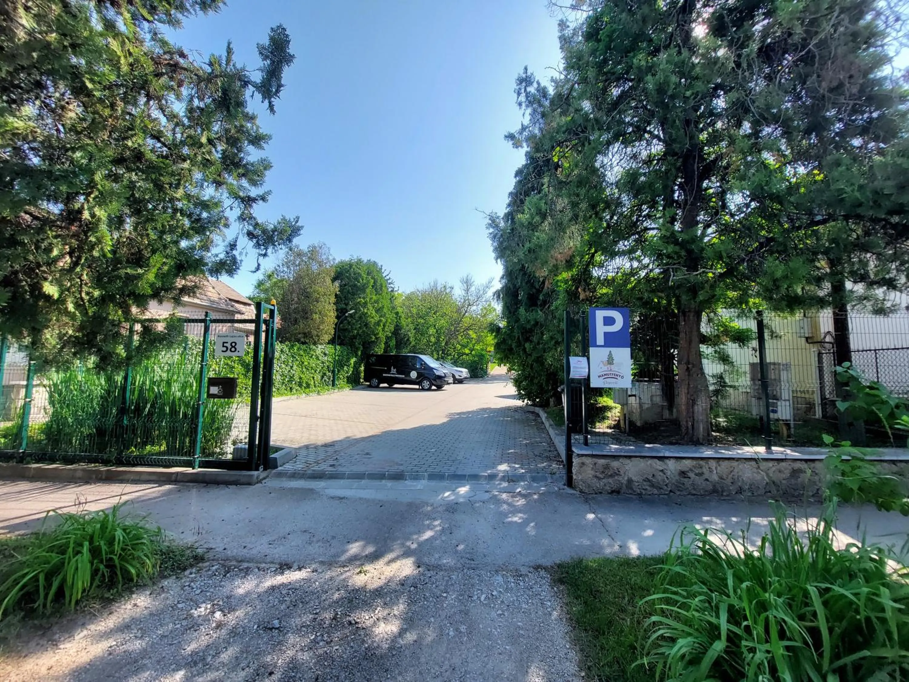 Parking in Mamutfenyő Panzió