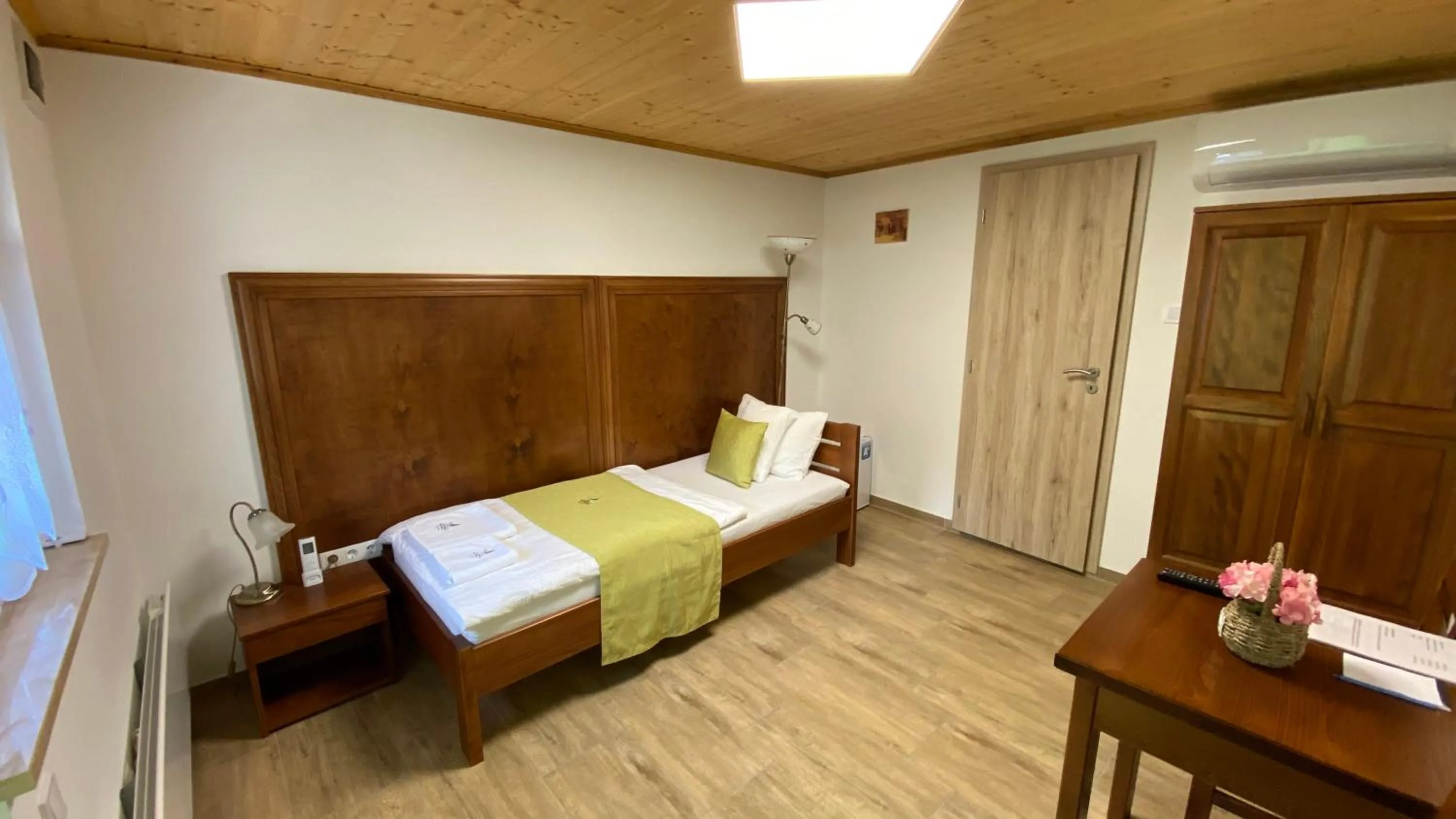 Bed in Mamutfenyő Panzió