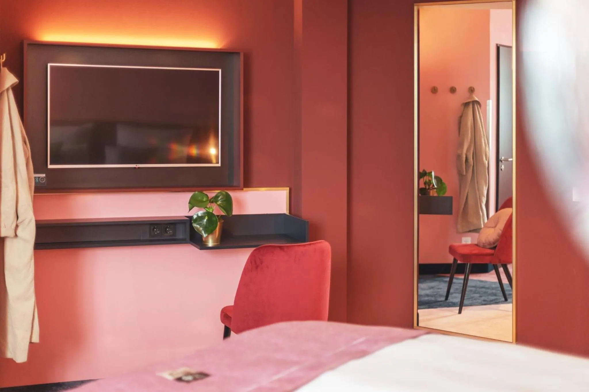 Photo of the whole room, Bed in Holiday Inn - the niu, Loco Munich North by IHG