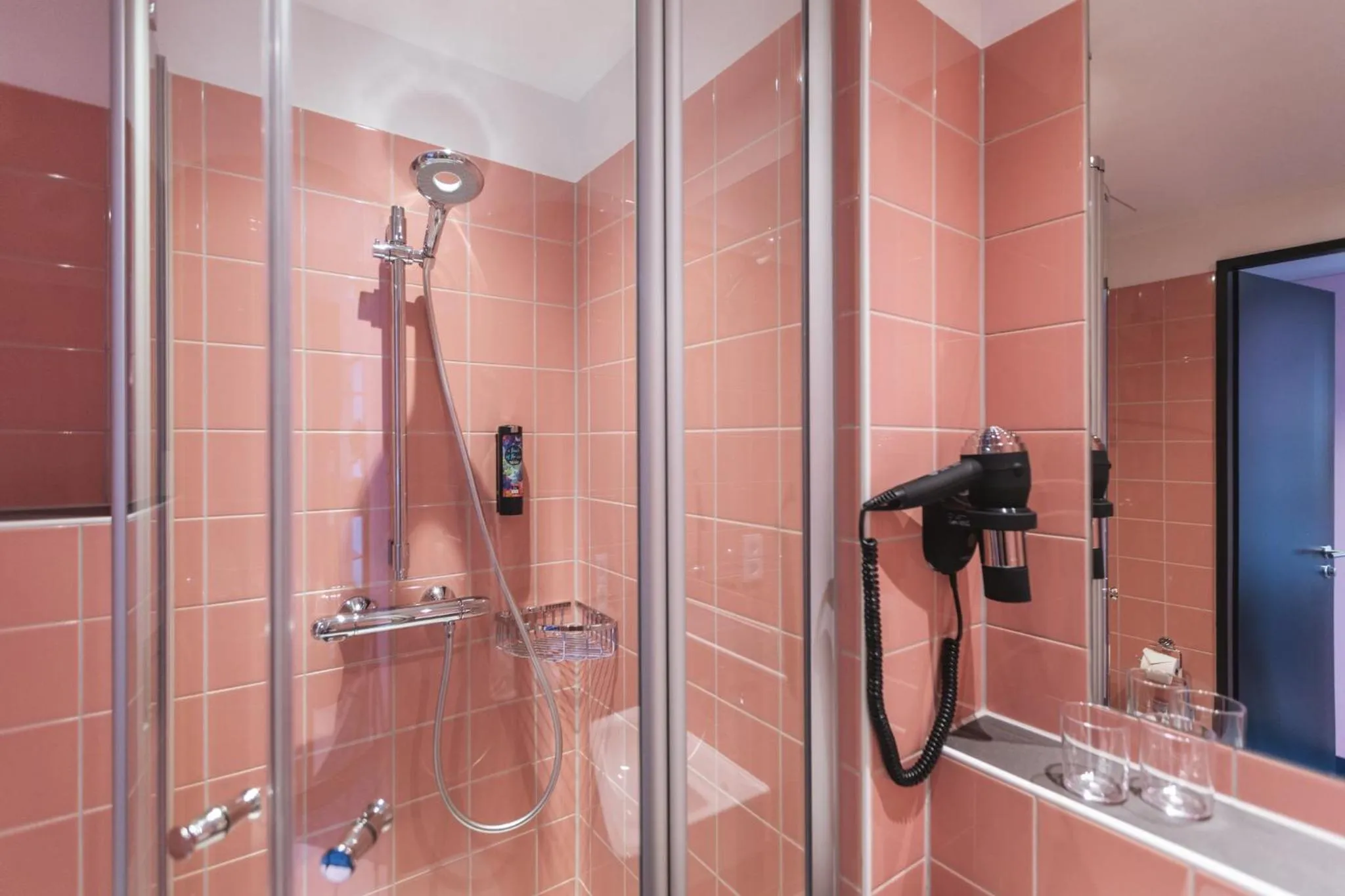 Bathroom in Holiday Inn - the niu, Loco Munich North by IHG