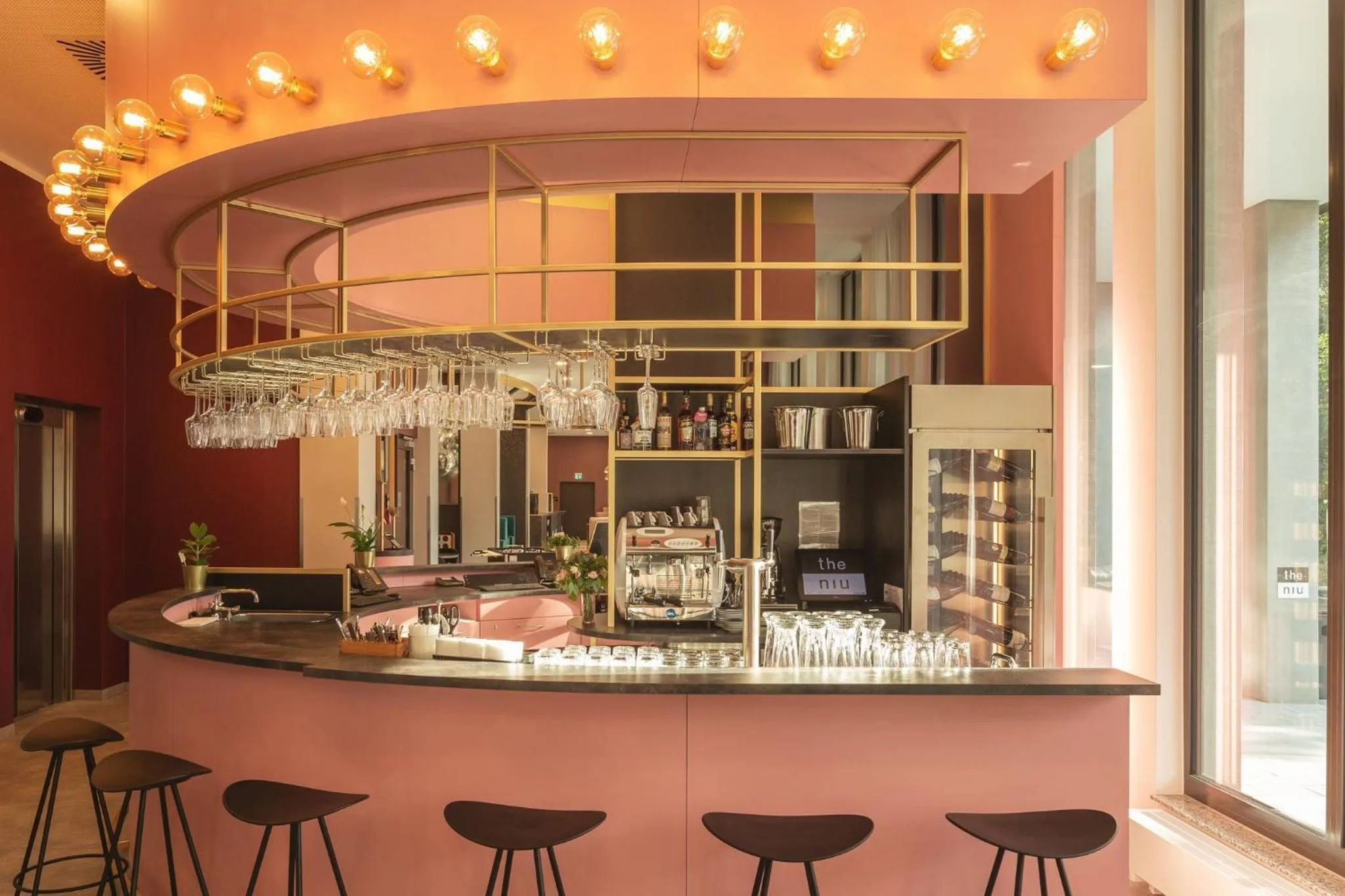 Lounge or bar in Holiday Inn - the niu, Loco Munich North by IHG