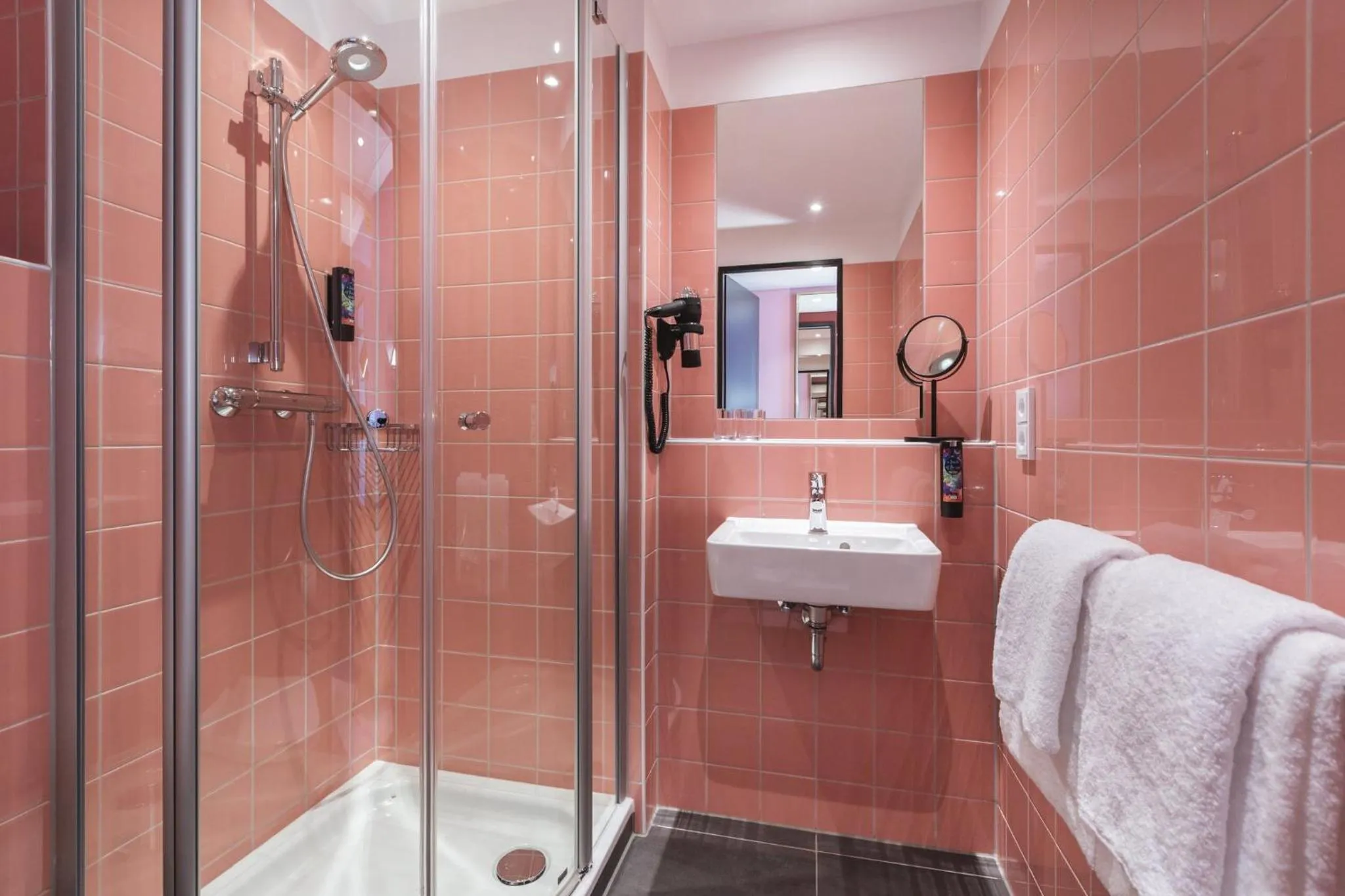 Bathroom in Holiday Inn - the niu, Loco Munich North by IHG