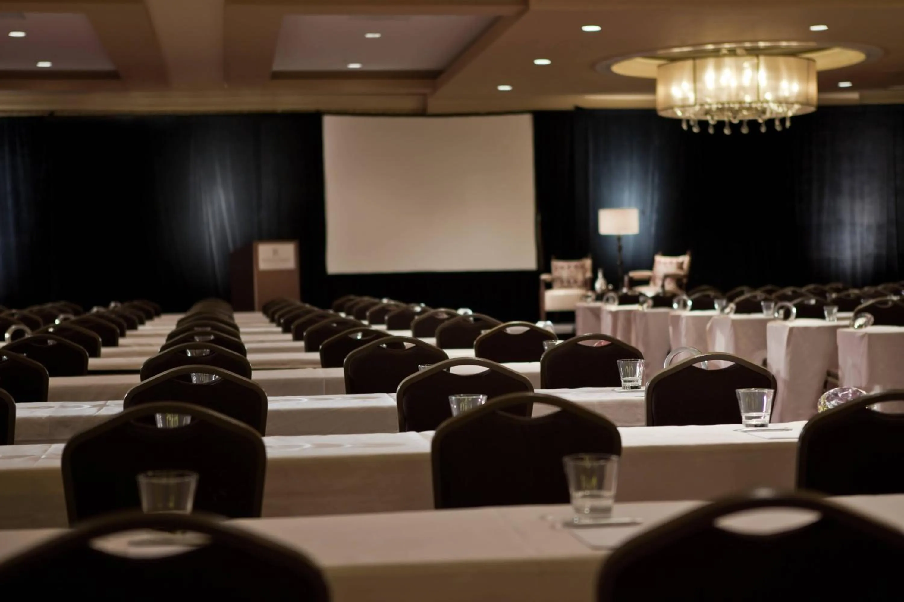 Meeting/conference room in Renaissance Newark Airport Hotel