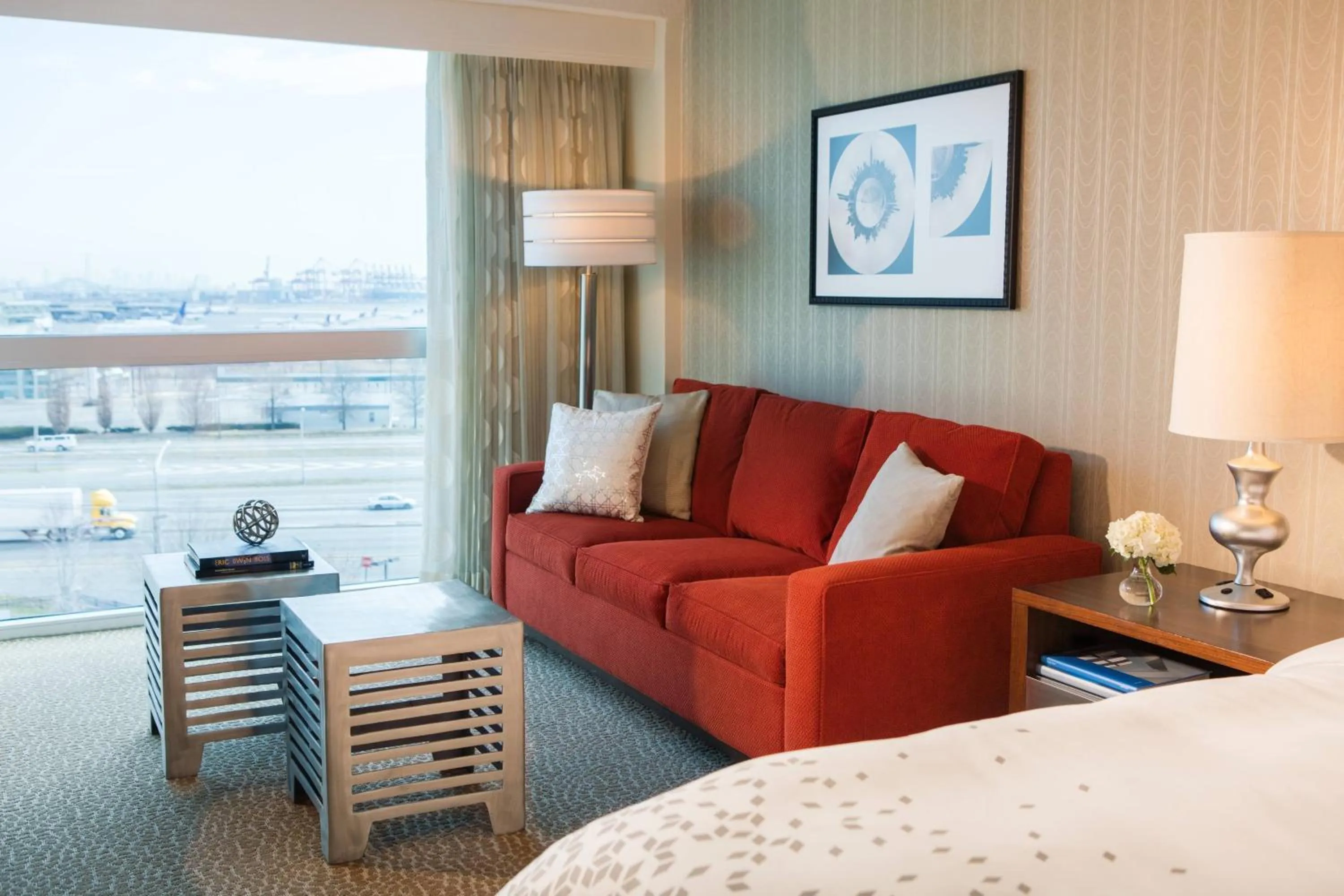 Living room, Bed in Renaissance Newark Airport Hotel