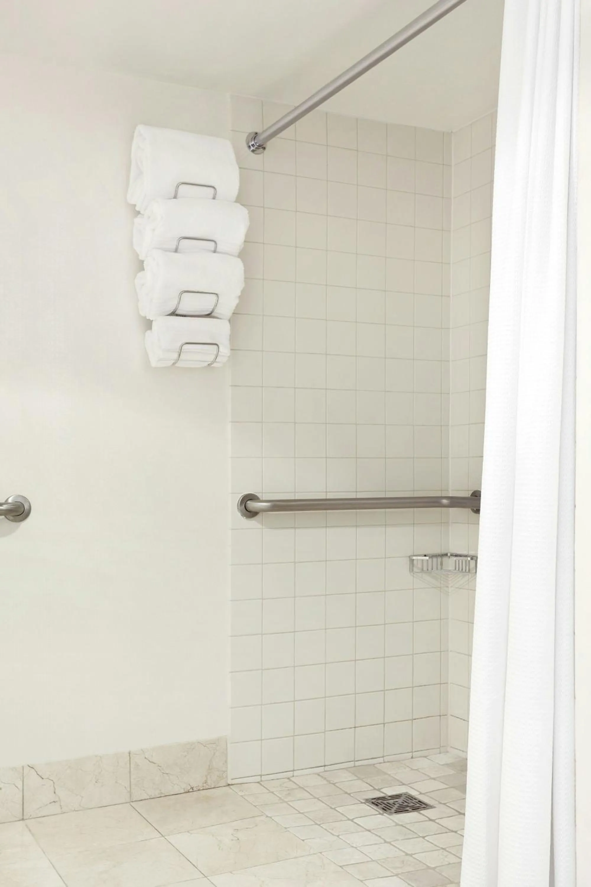 Bathroom in Renaissance Newark Airport Hotel