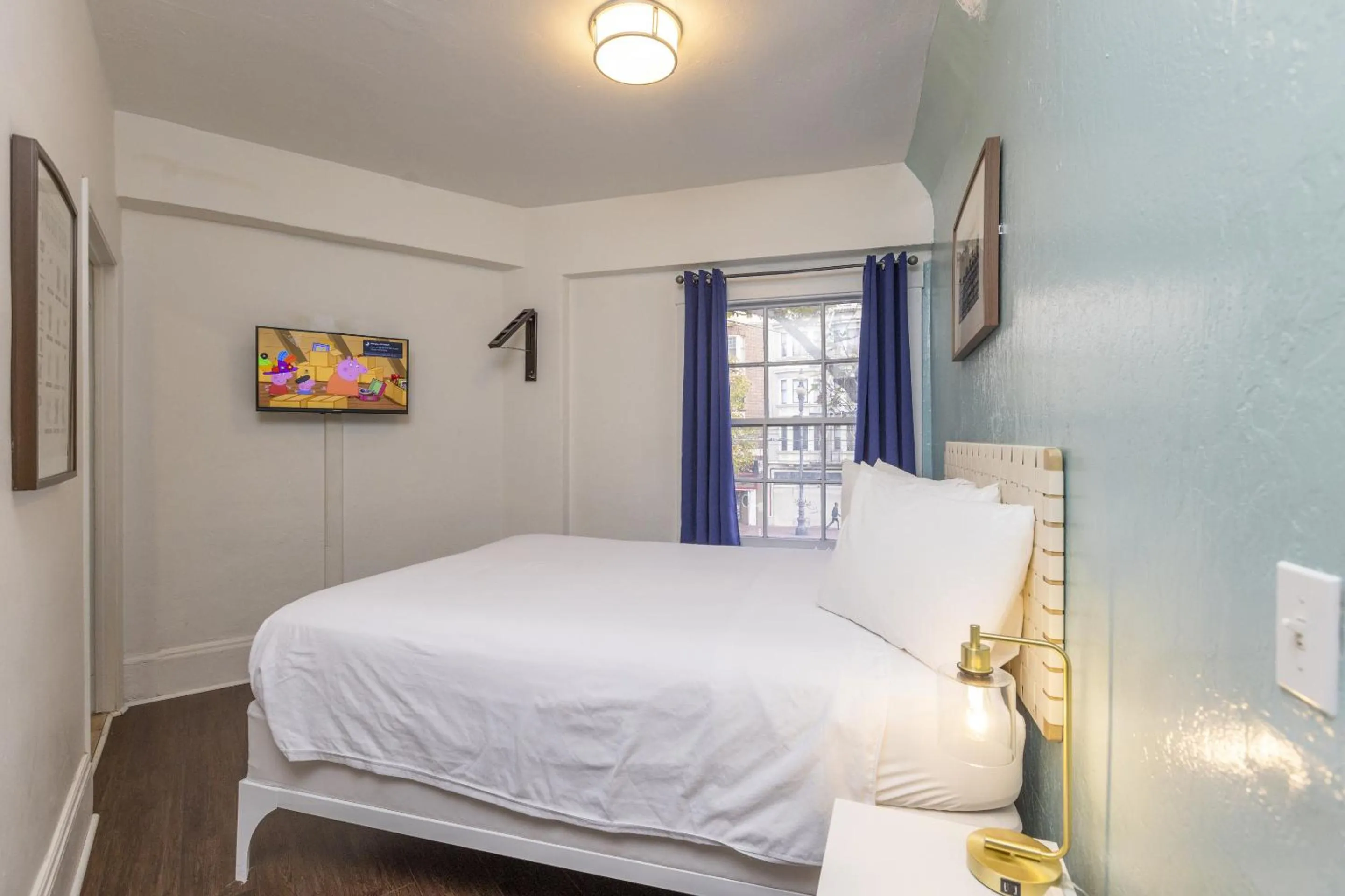Bedroom, Bed in Edwardian Hotel
