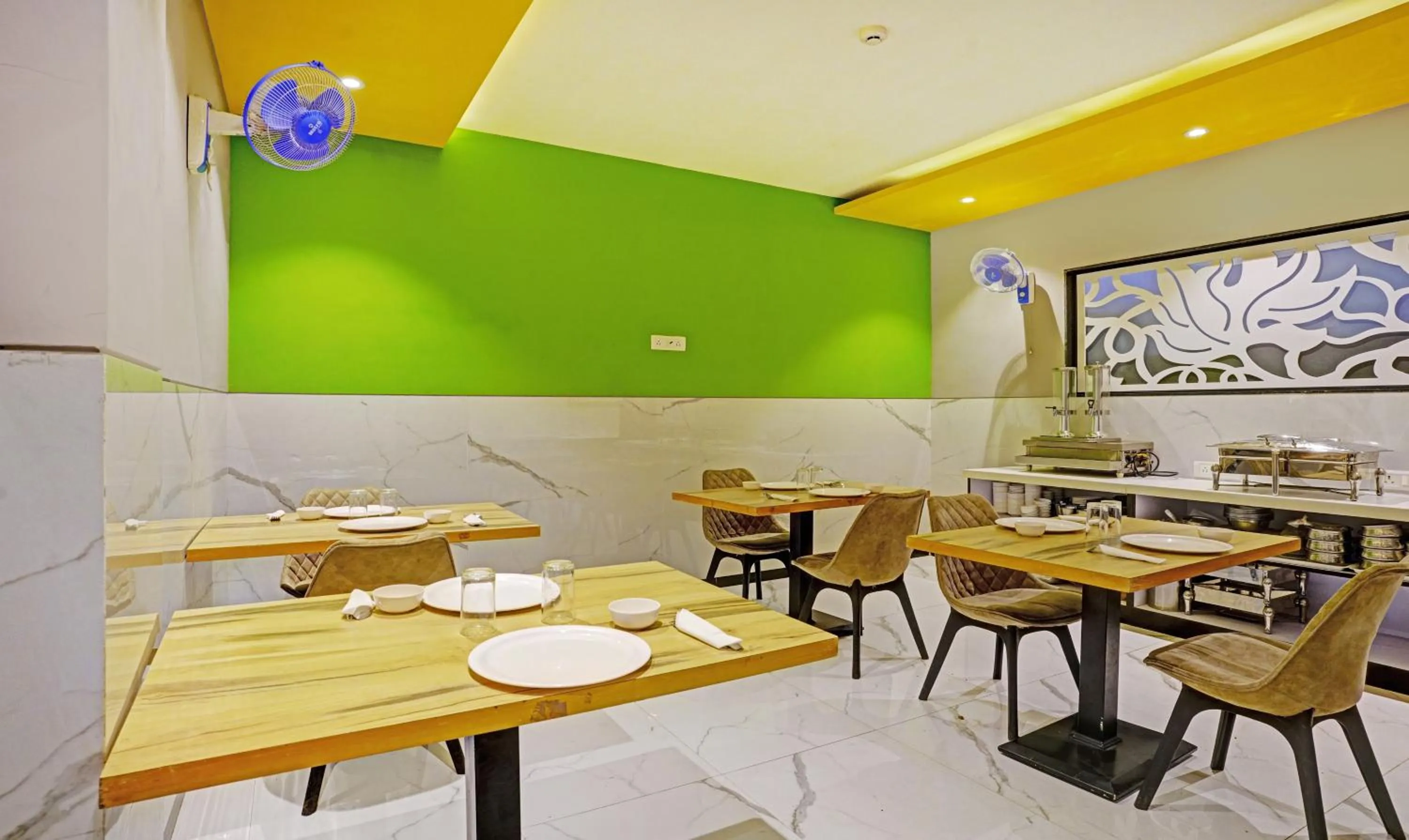 Restaurant/places to eat in Prime Grand Hotel, Mumbai