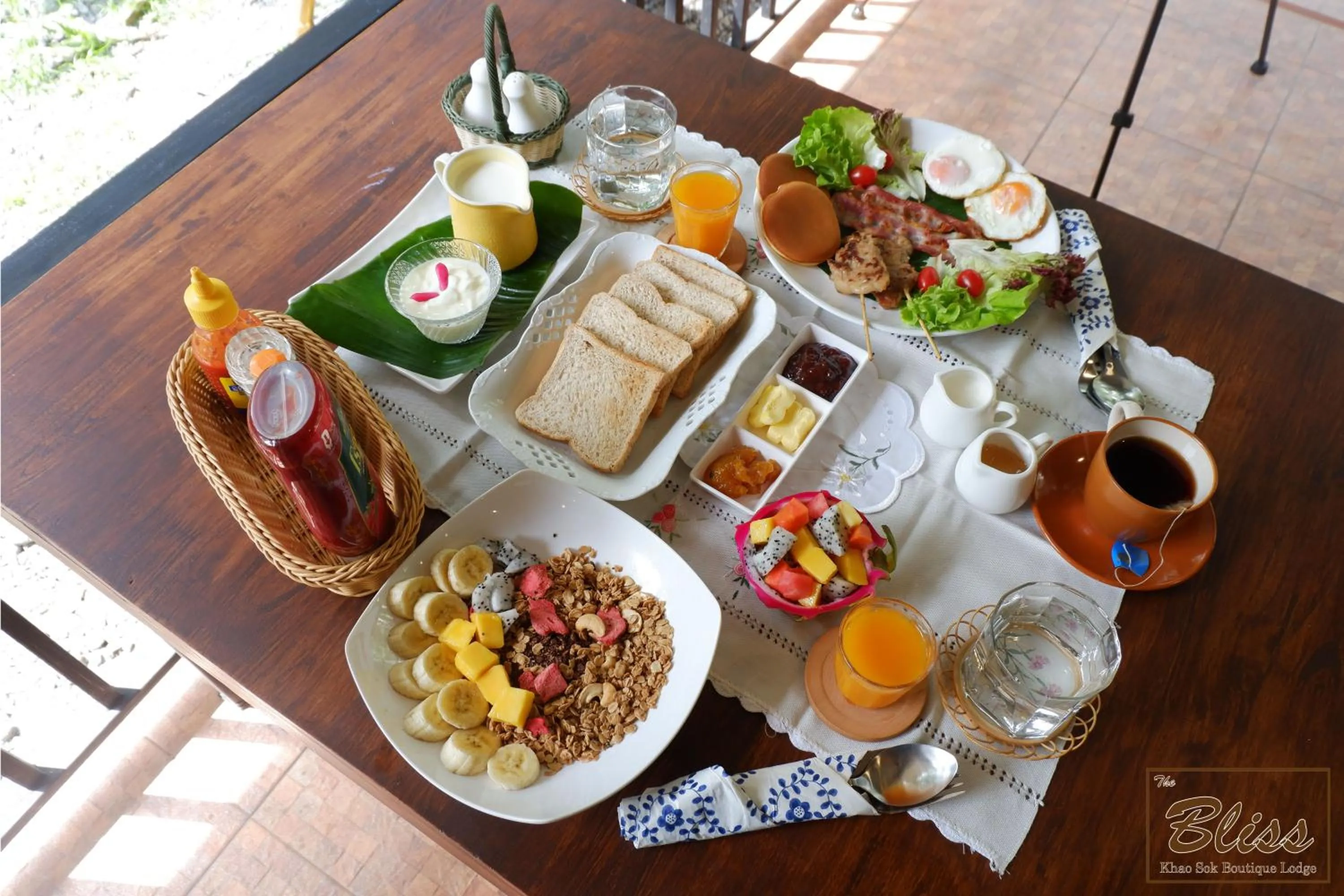 Food and drinks in The Bliss Khao Sok Boutique Lodge