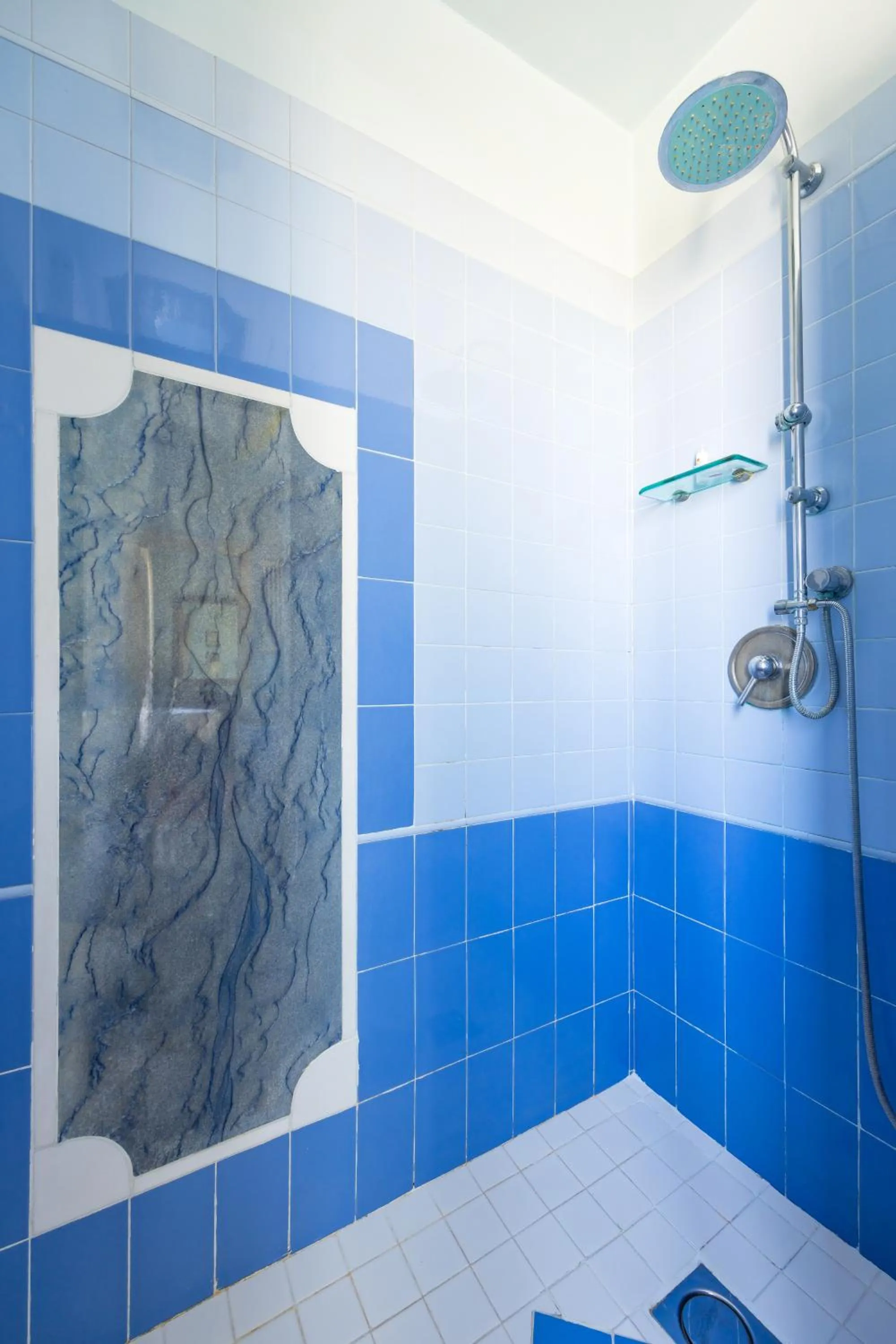 Shower in La Casa Di Bruno Napoli