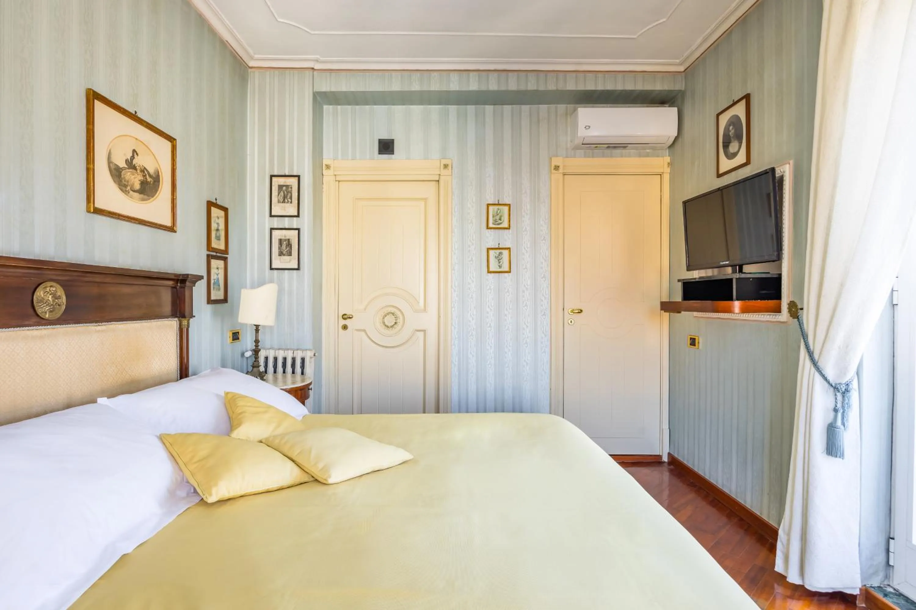 Bed in La Casa Di Bruno Napoli