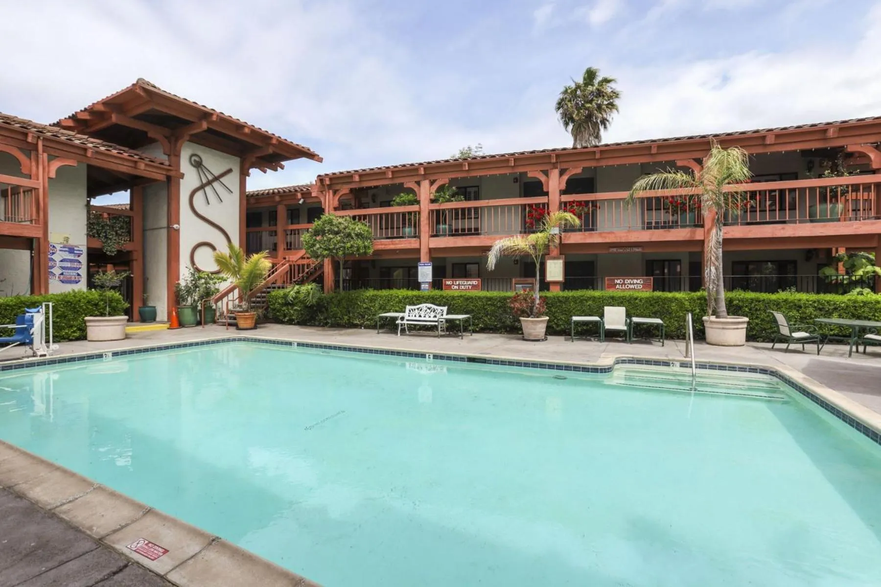 Swimming pool in Campbell Inn Hotel