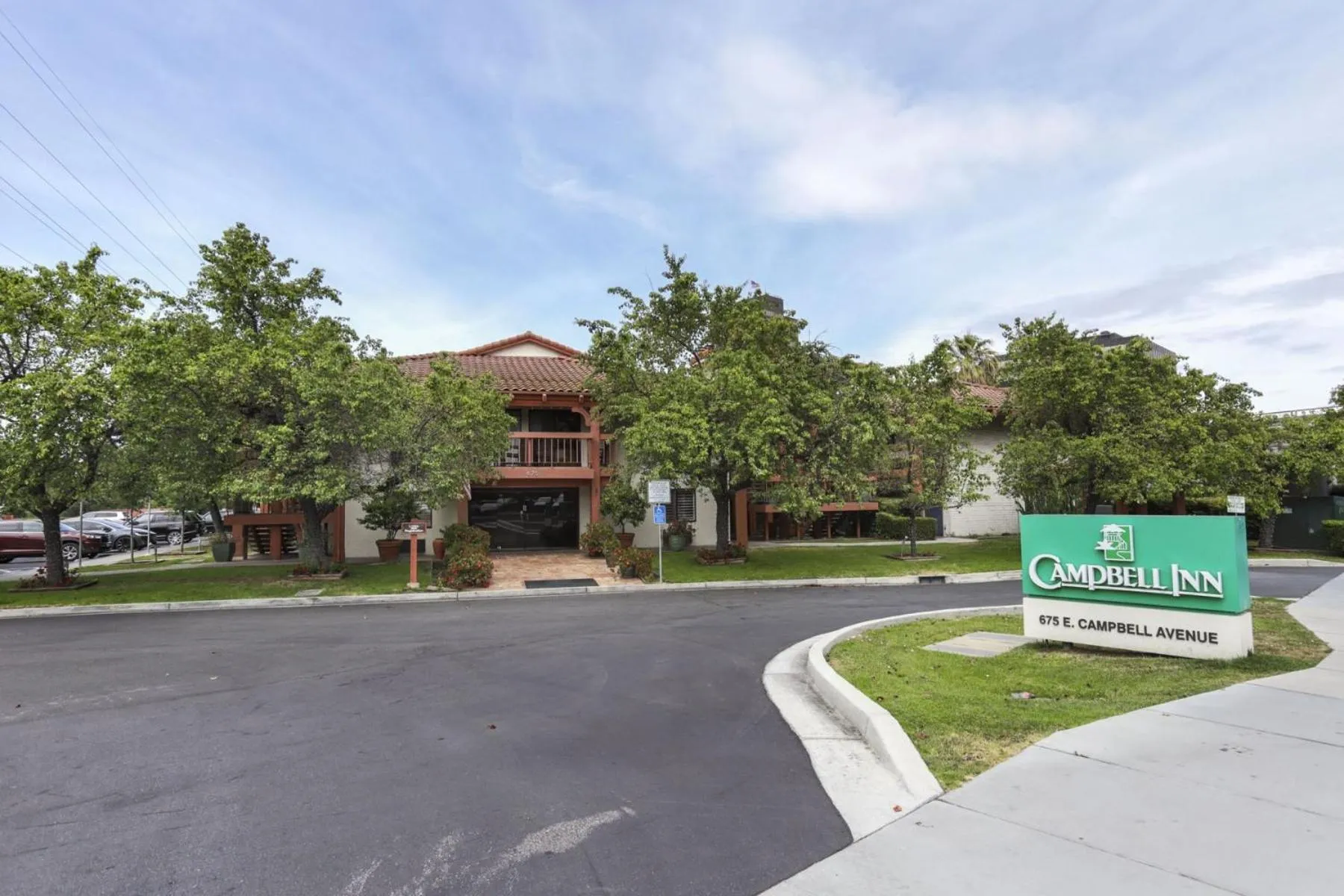 Property building in Campbell Inn Hotel