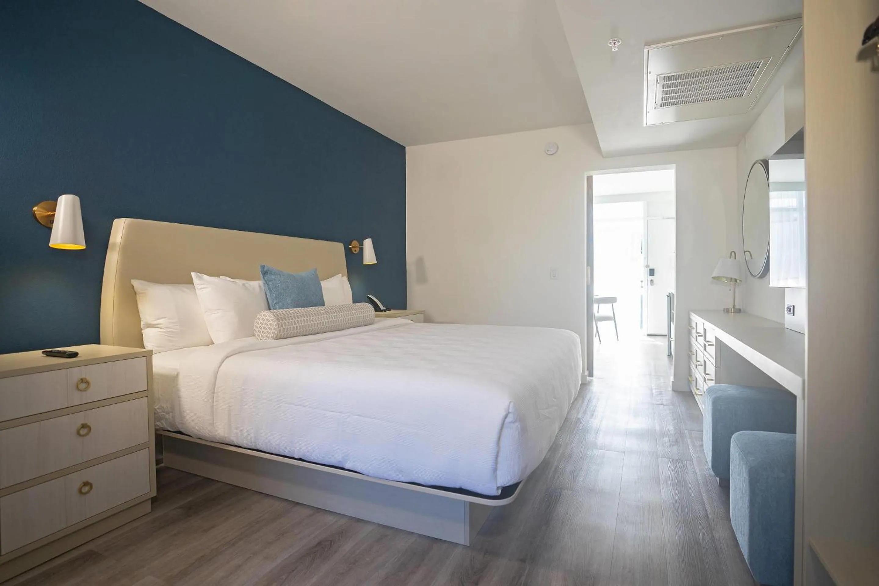 Bedroom, Bed in DASKK Orlando Hotel near Universal Blvd, an Ascend Collection Hotel