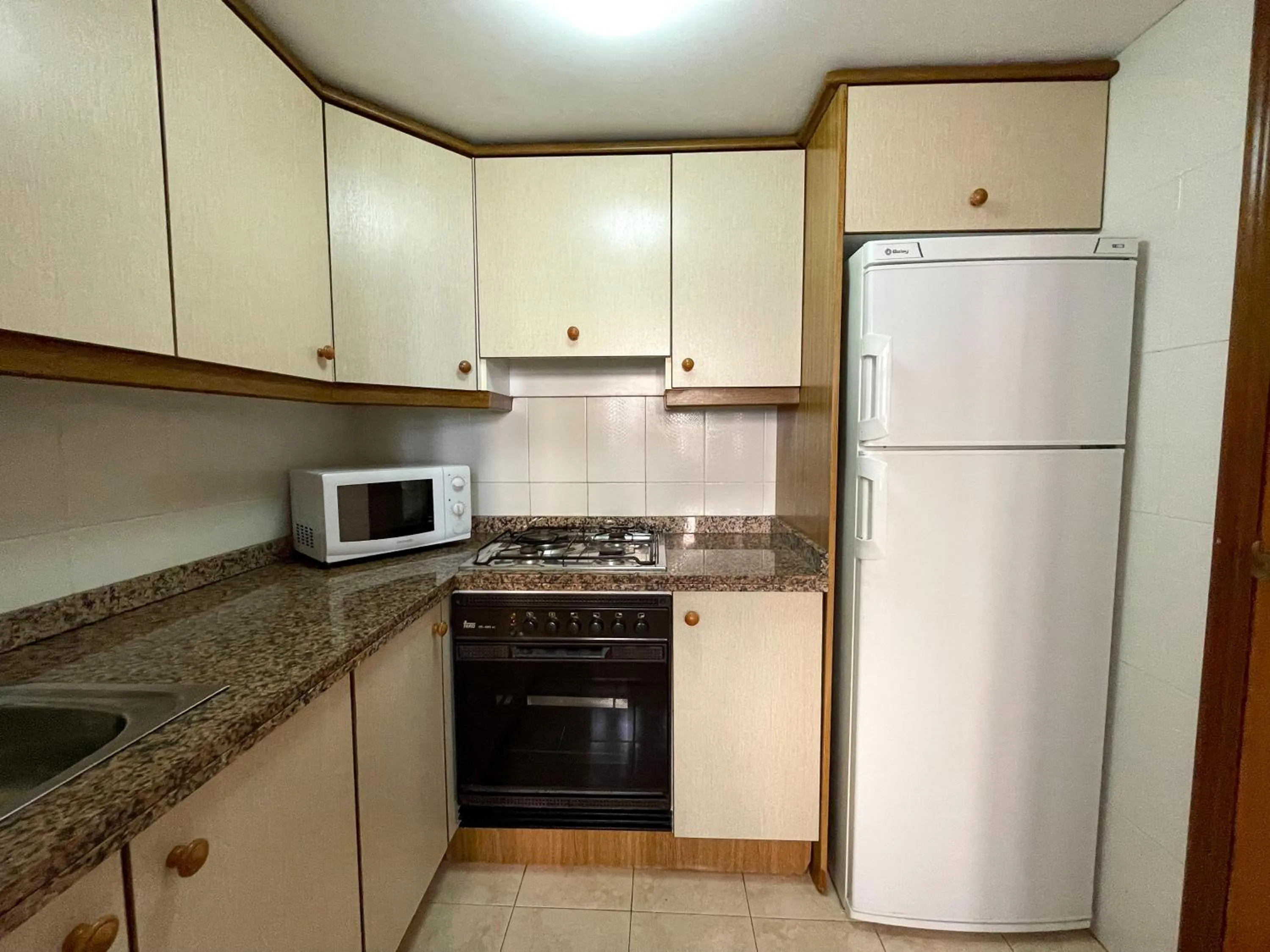 Kitchen or kitchenette in Apartamentos Neptuno Oropesa 3000