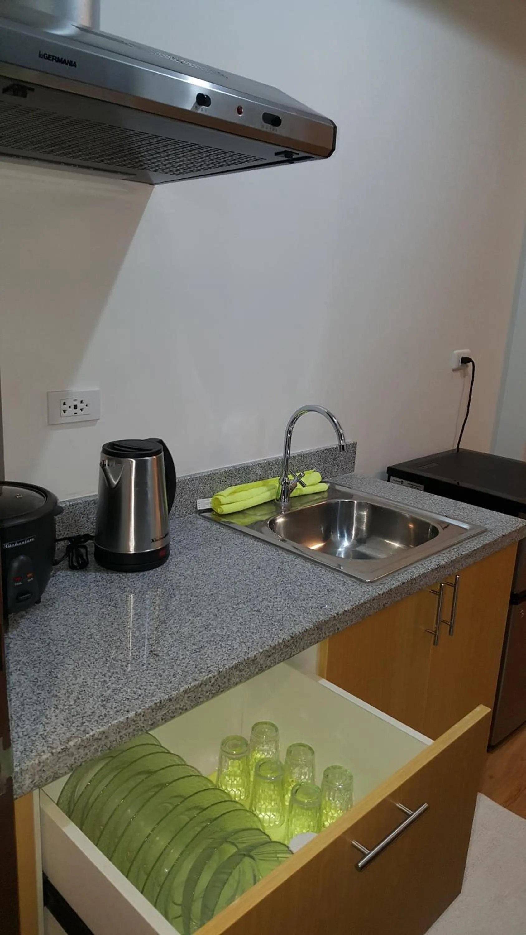 Coffee/tea facilities in Mesaverte Residences AFS Suites