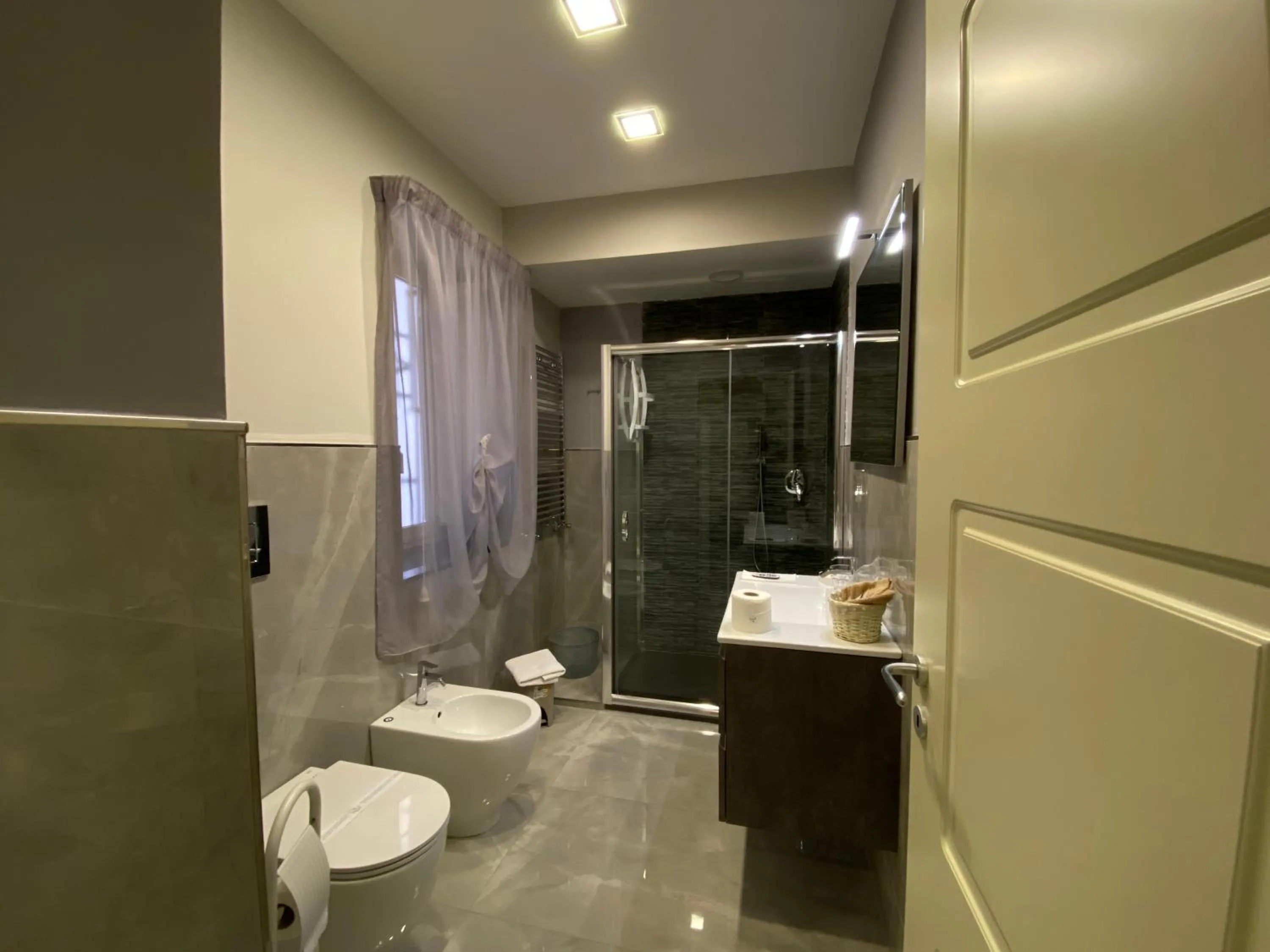 Toilet in Porto Rooms & Suite