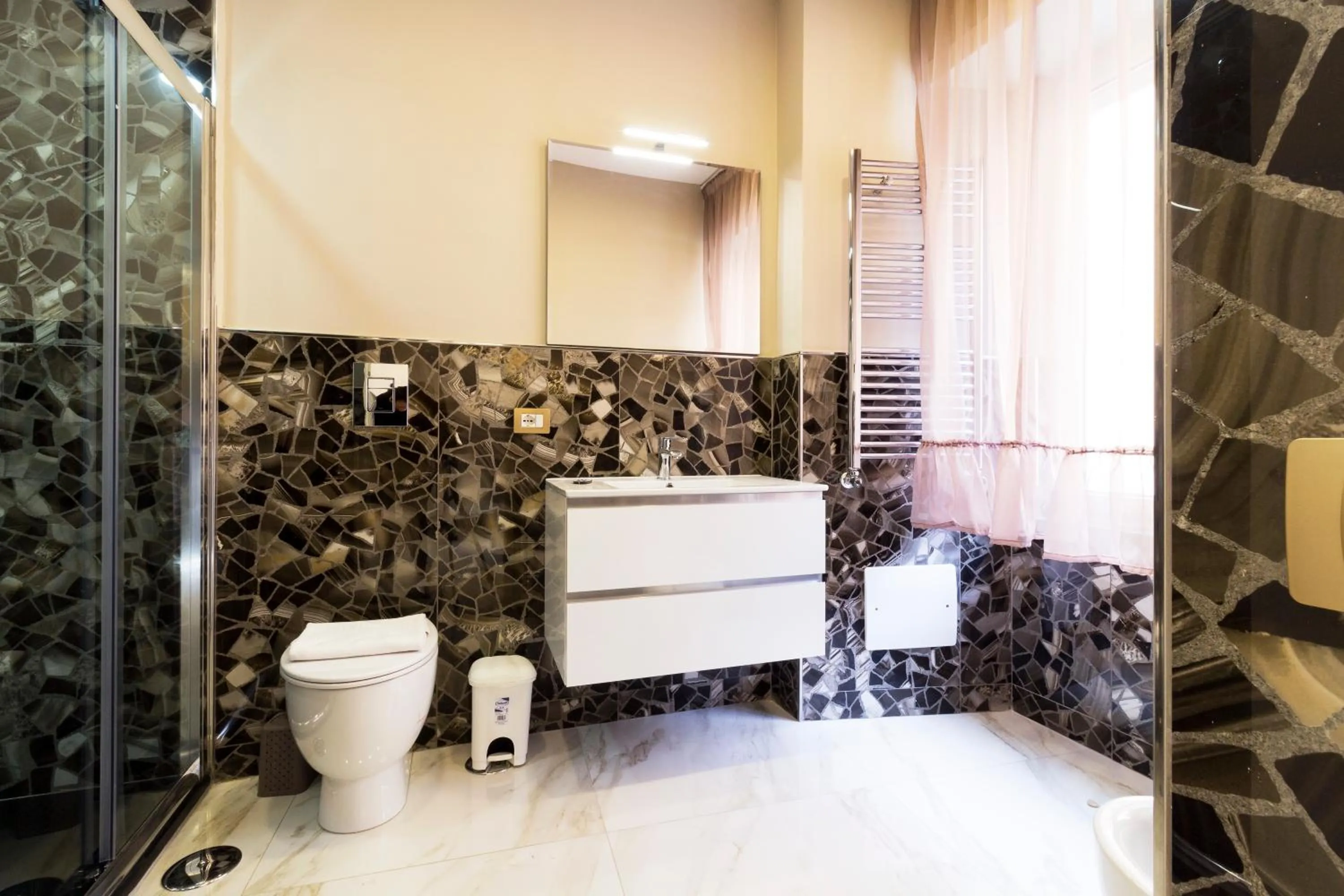 Toilet in Porto Rooms & Suite