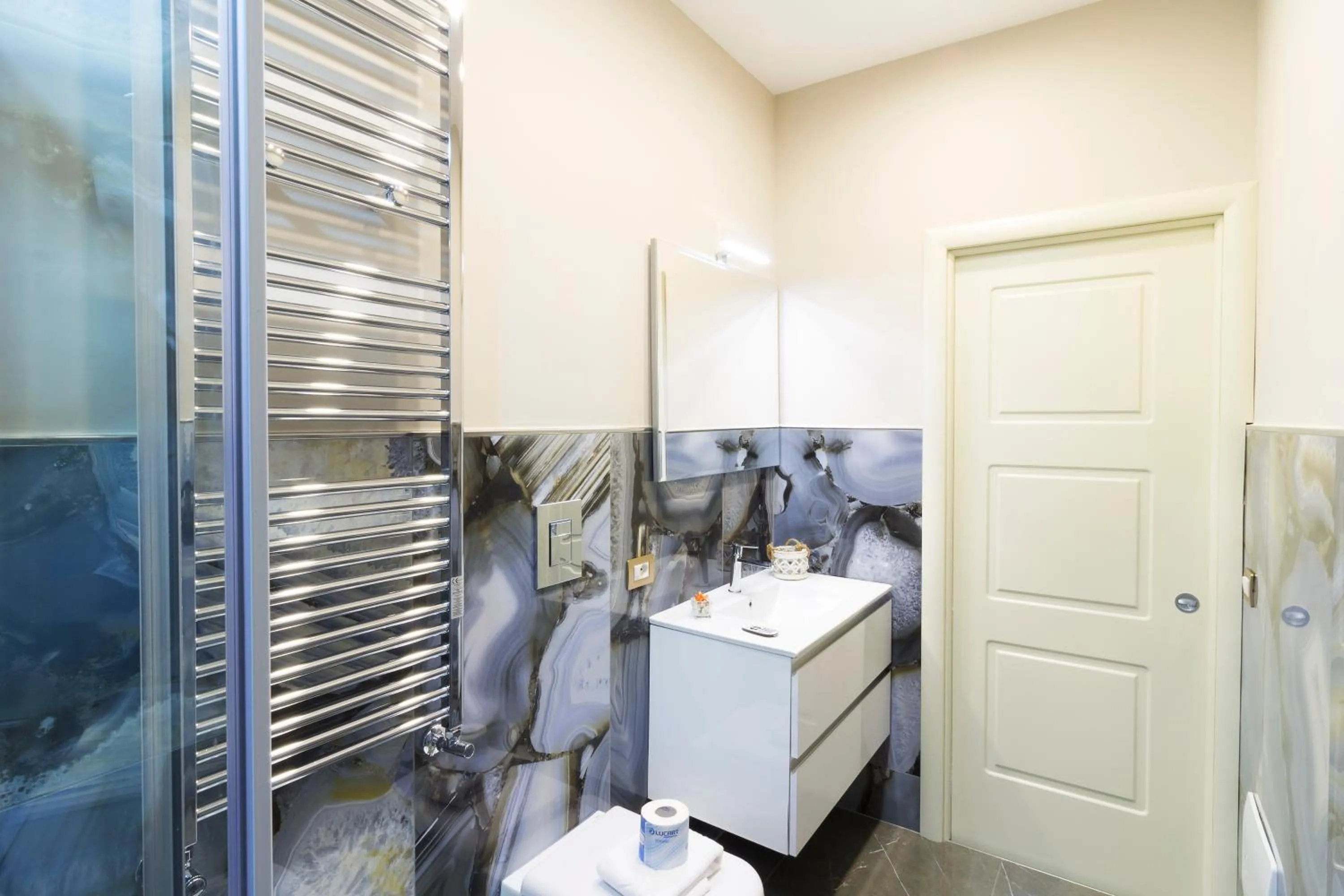 Bathroom in Porto Rooms & Suite