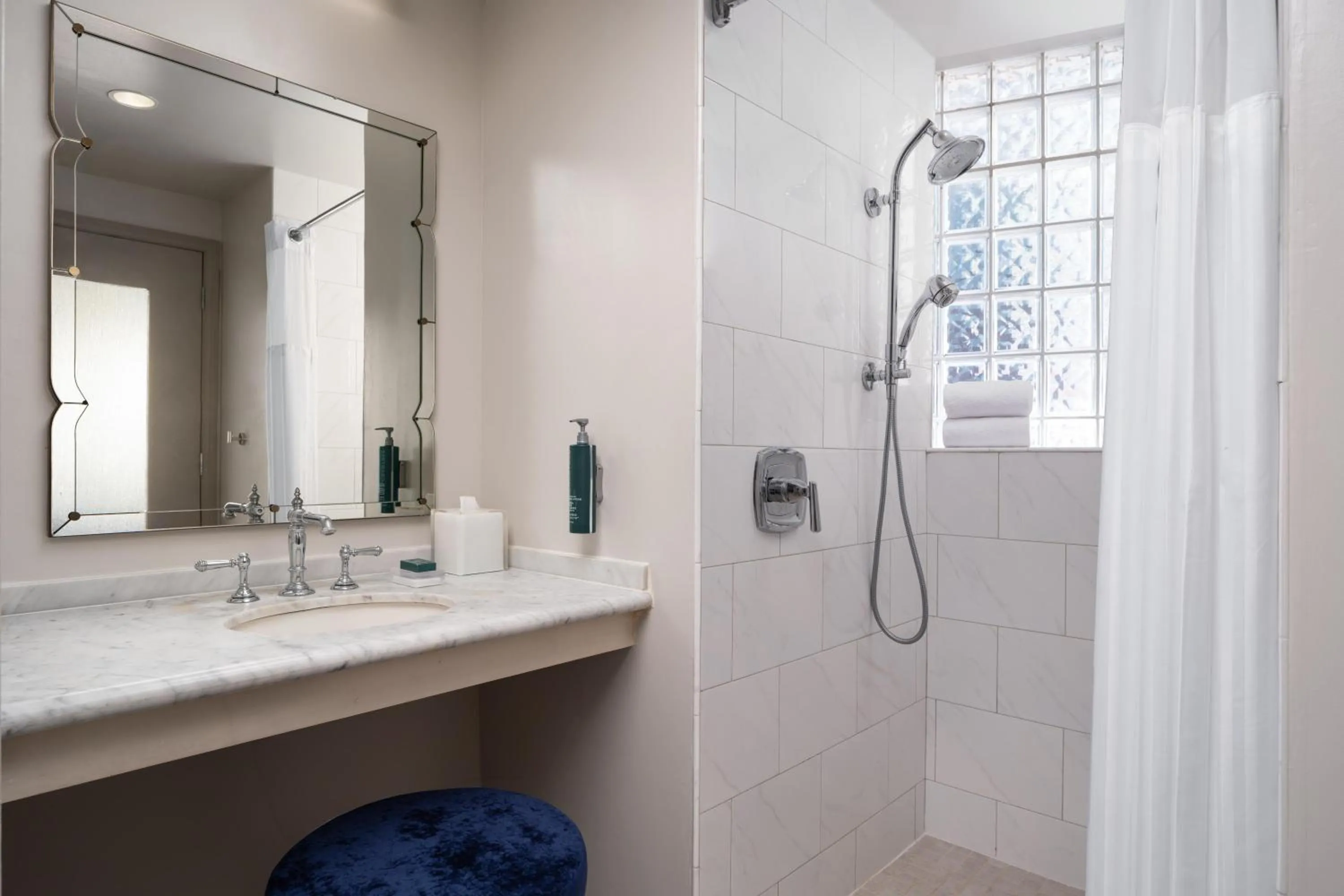 Bathroom in Hilton Orrington/Evanston