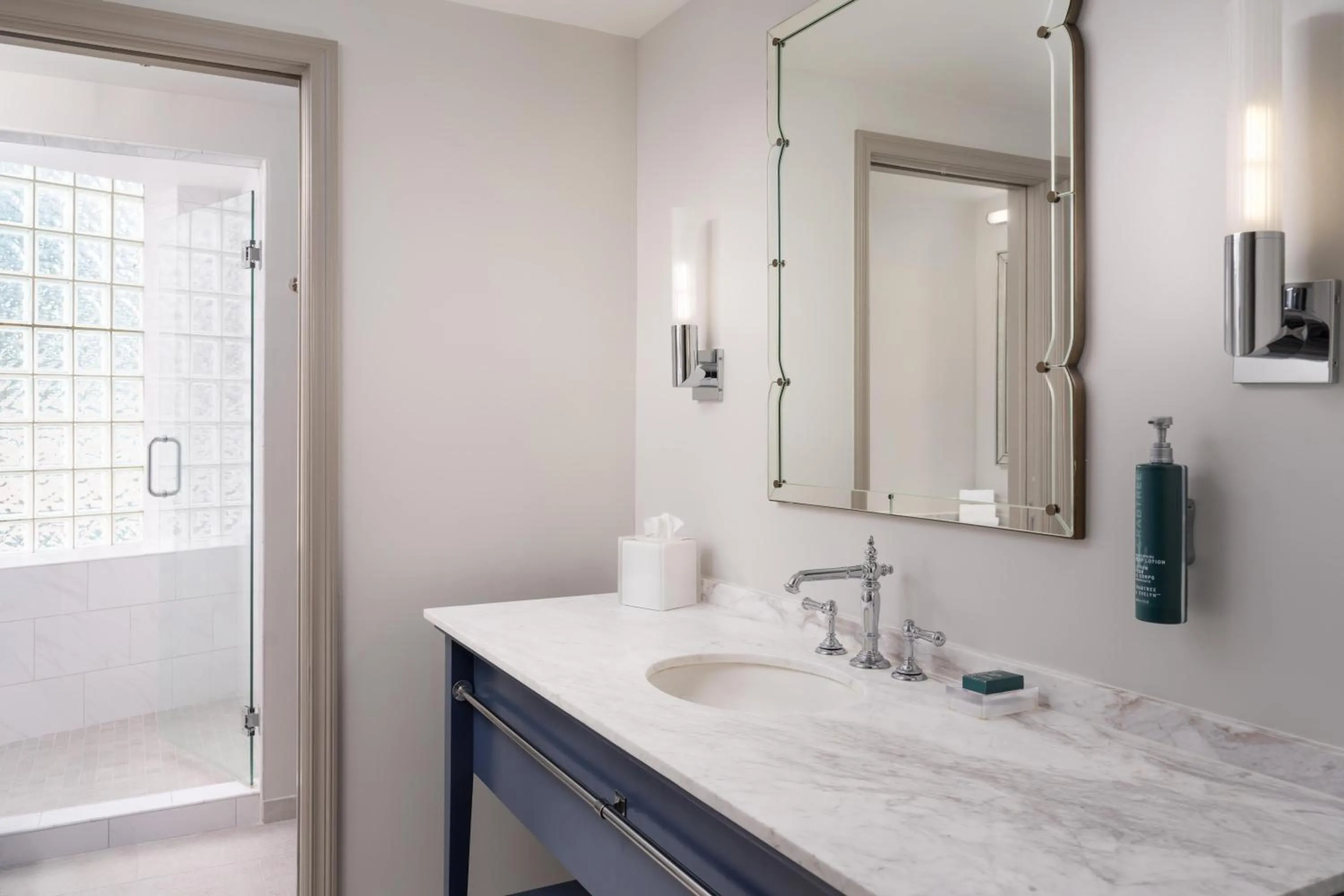 Bathroom in Hilton Orrington/Evanston