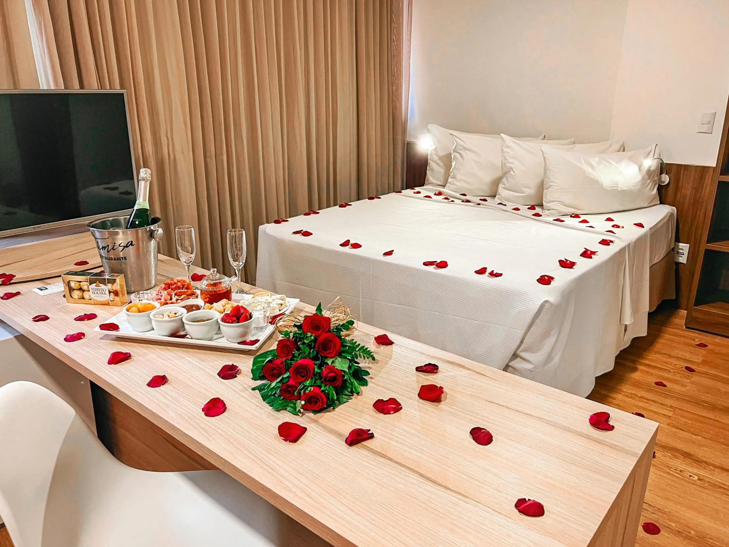 Decorative detail, Bed in Nobile Inn London Anápolis