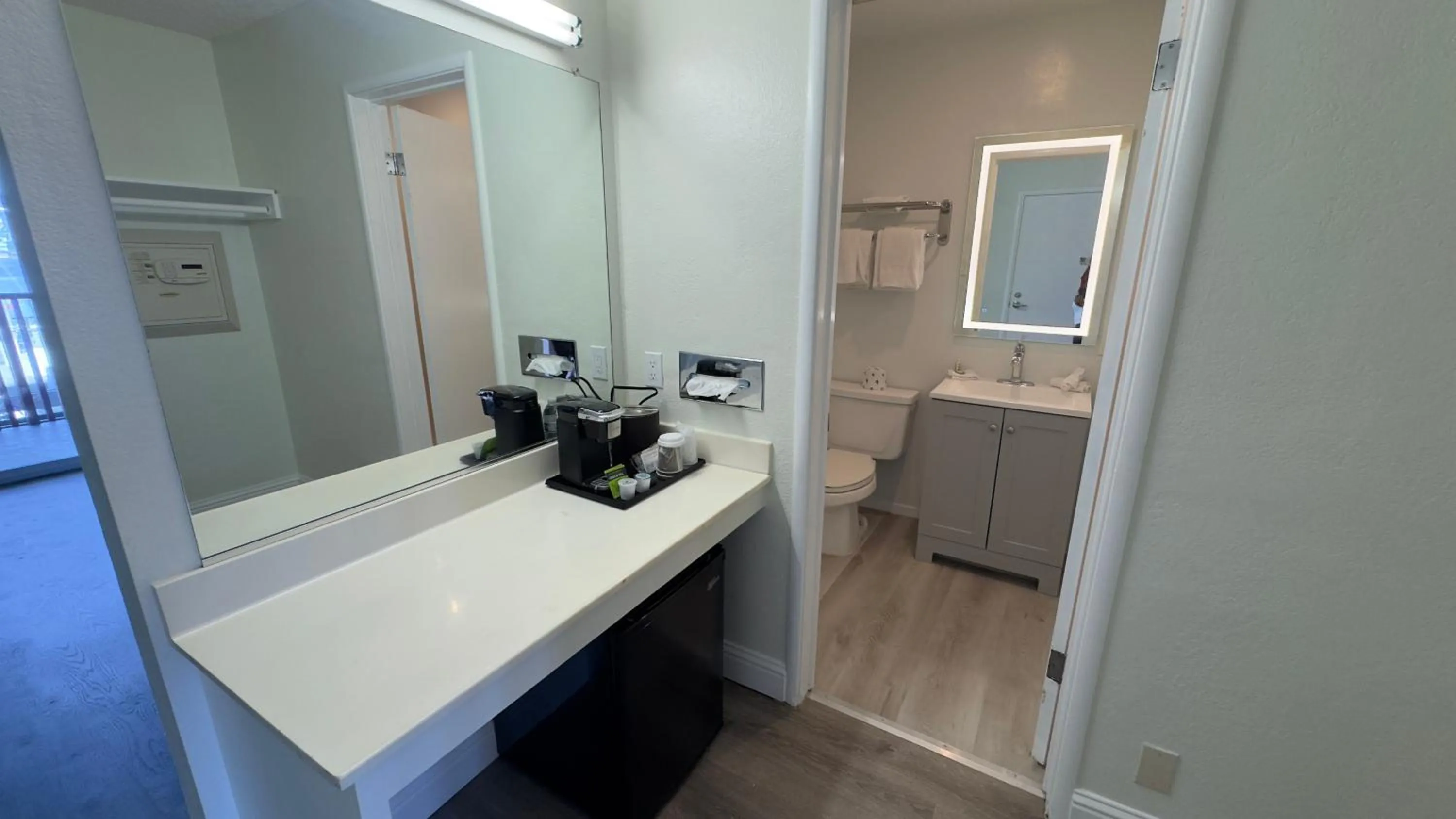 Facade/entrance in Marina Village Inn